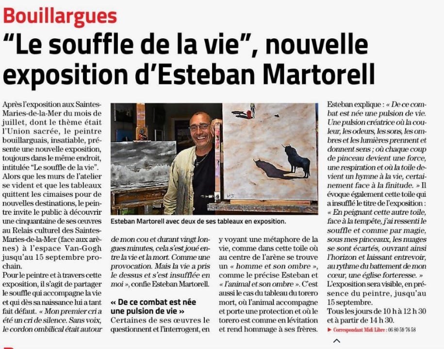 Article de journal présentant l'exposition de peintures d'Esteban Martorell intitulée "Le souffle de la vie". La photo montre l'artiste souriant devant deux de ses tableaux.