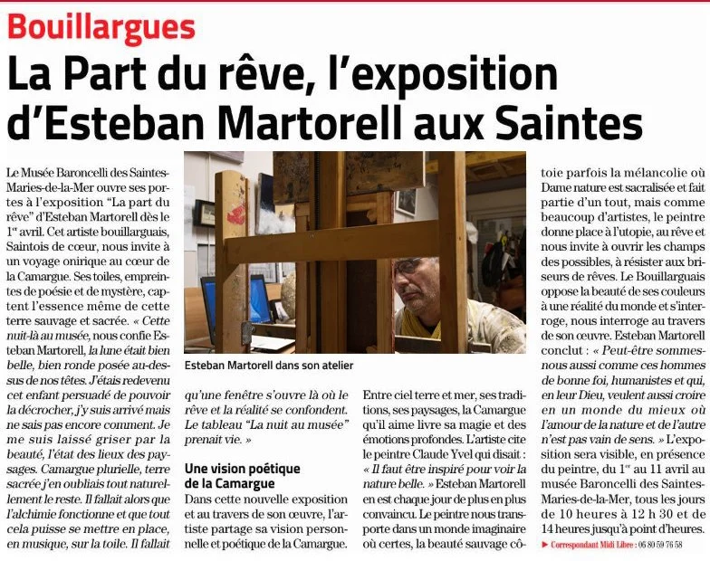 Article de journal sur l'exposition 'La Part du rêve' d'Esteban Martorell, avec une photo de l'artiste dans son atelier.