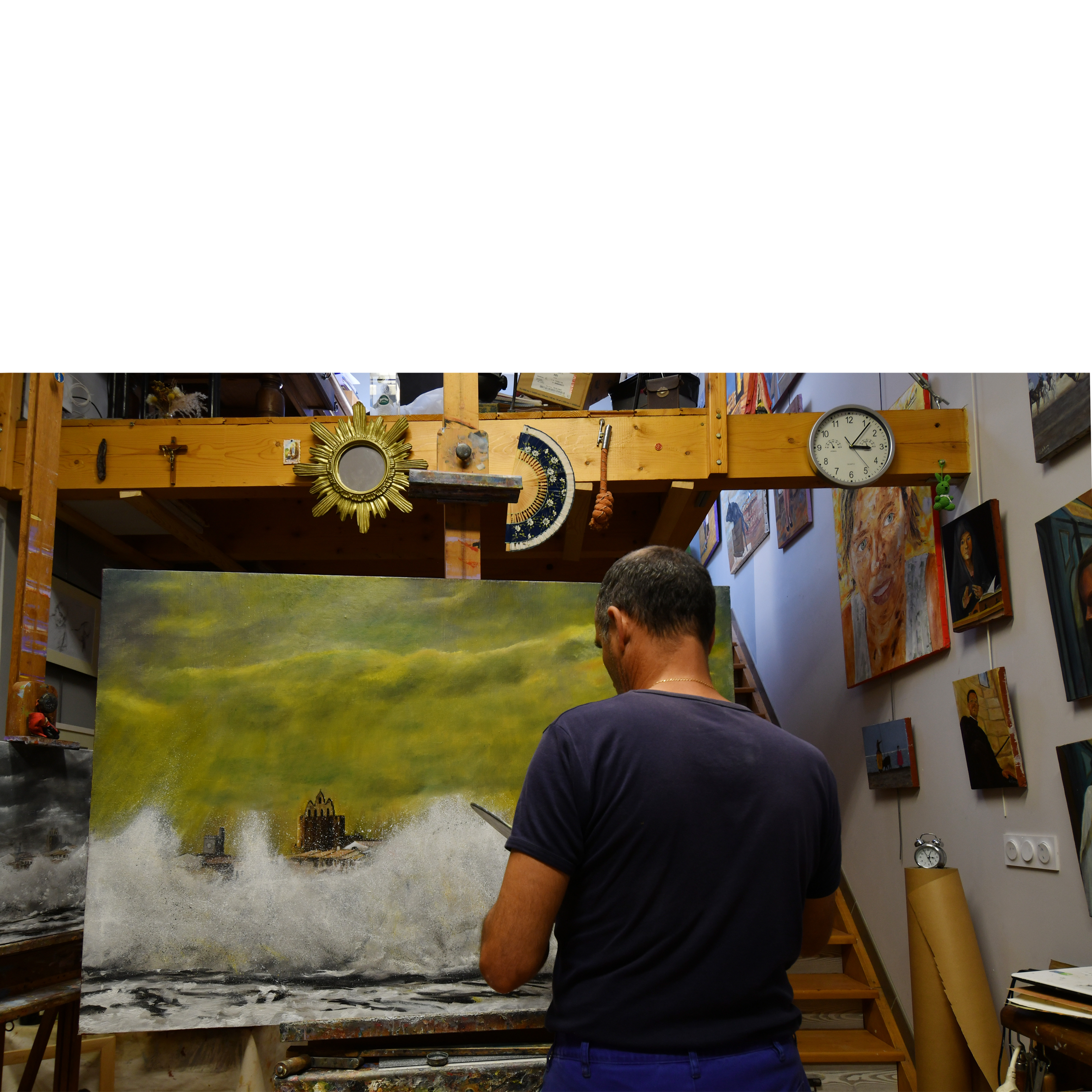 Esteban Martorell peignant dans son atelier