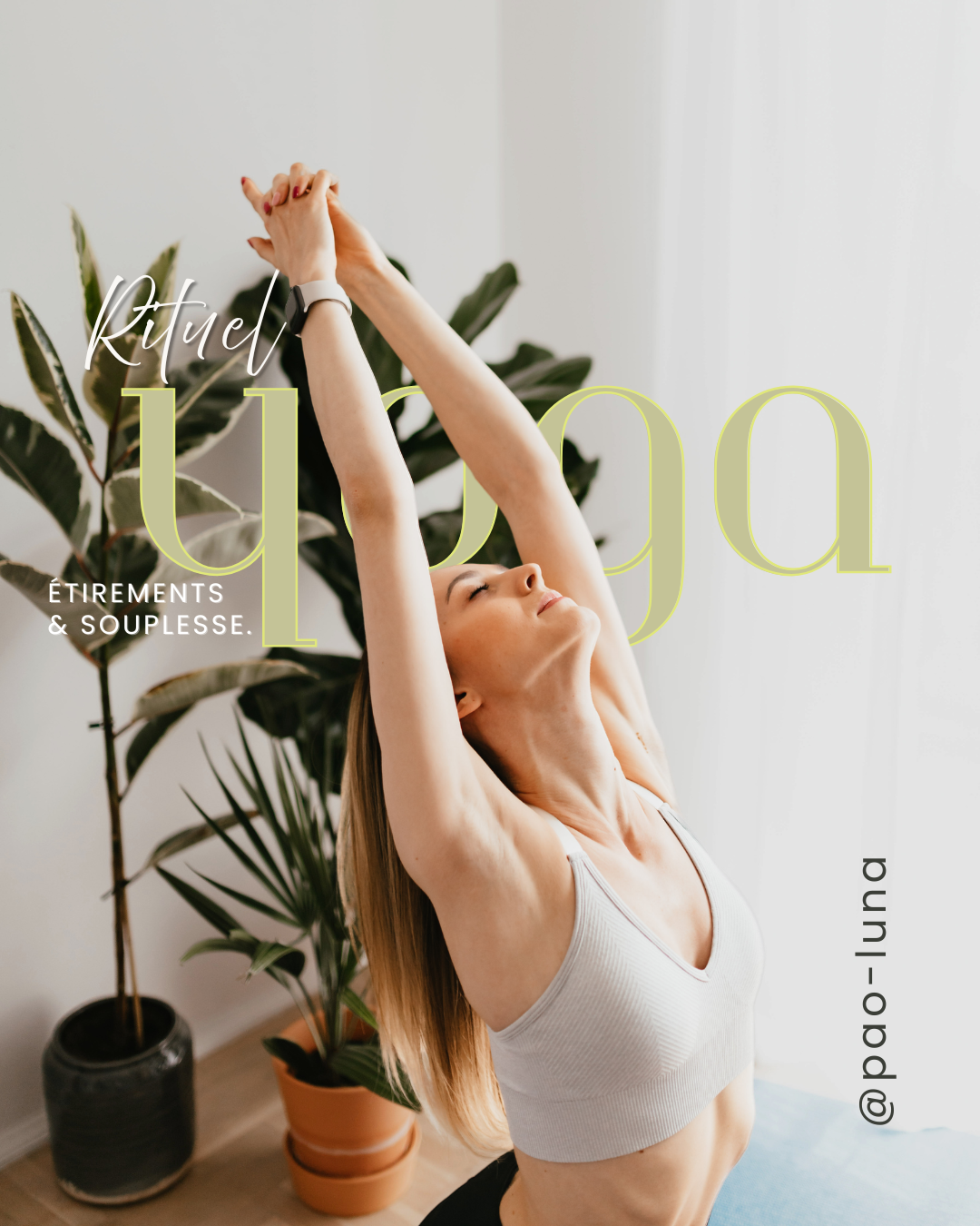 Une femme pratique des étirements de yoga dans une pièce lumineuse avec des plantes d'intérieur.