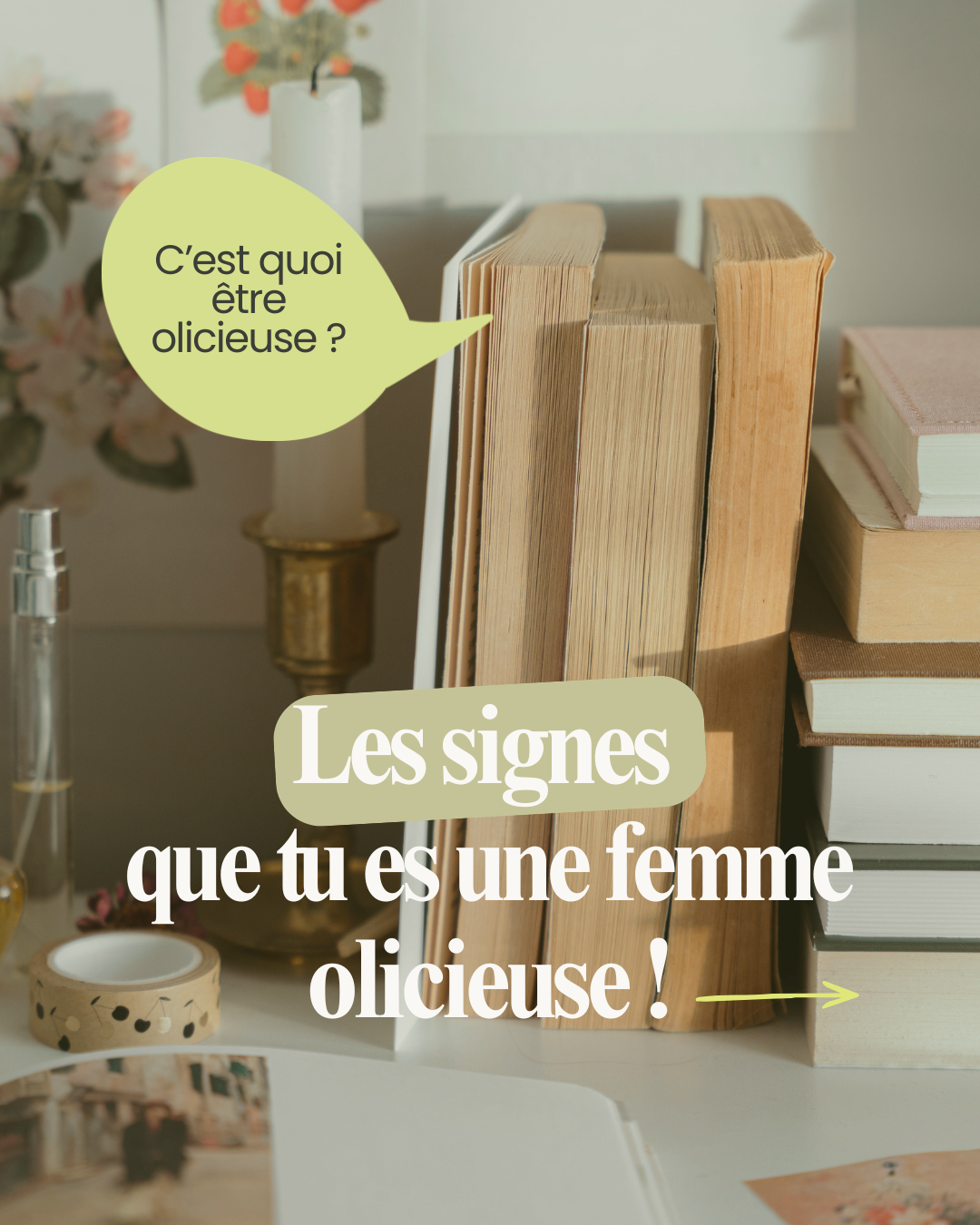 Étagère avec plusieurs livres de différentes tailles et couleurs, à côté d'une lampe blanche avec un vase de fleurs derrière, dans un décor intérieur chaleureux.