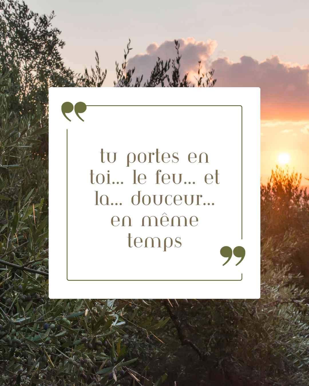 Citation sur fond de coucher de soleil dans un paysage naturel avec des arbres et des nuages.