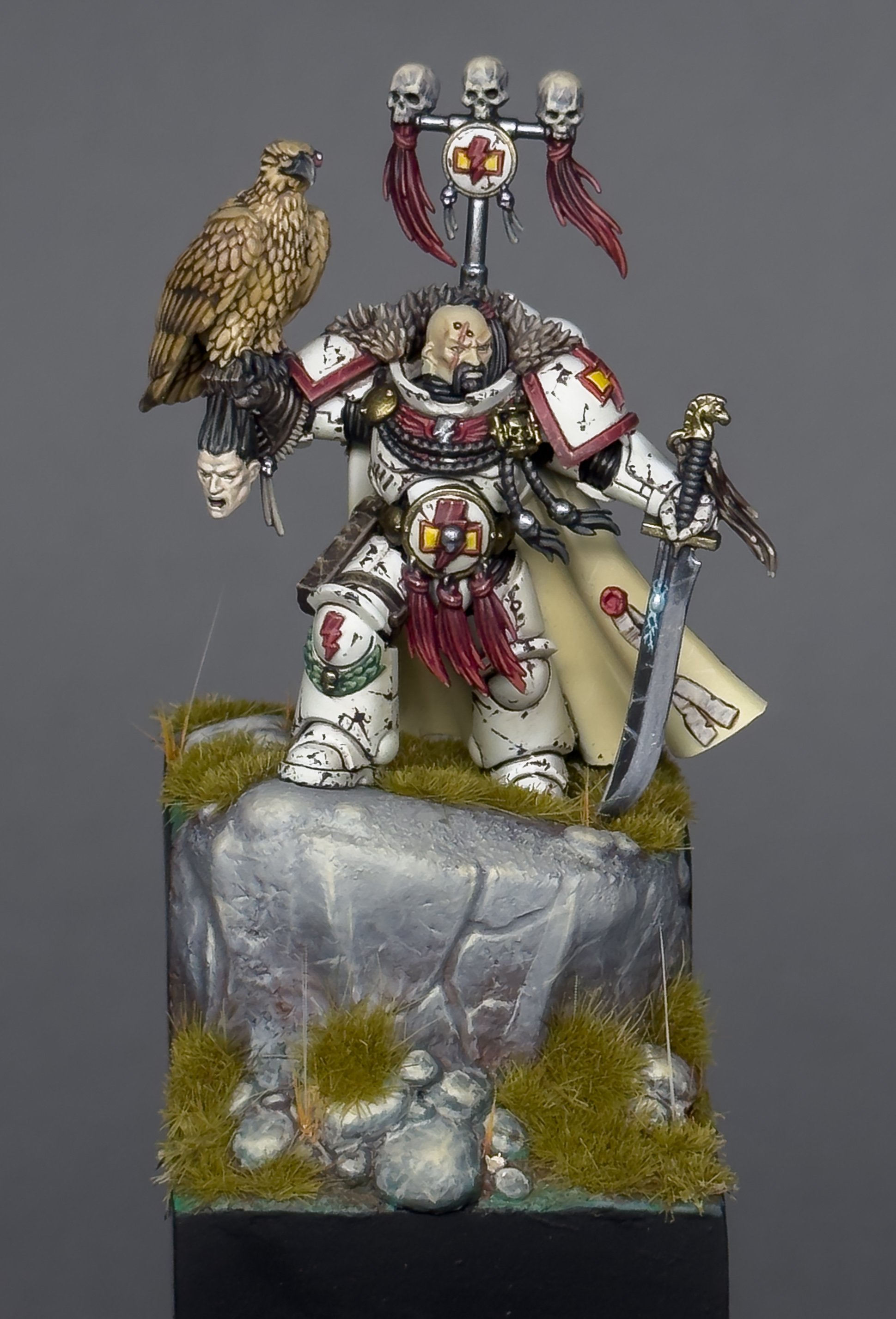 Kor'sarro Khan - Tabletop+, white scars, space marines, socle custom, commande, commission, service de peinture, falcon miniatures, osl, rose sacré, schéma alternatif, warhammer, warhammer 40 000, warhammer 40k, falcon miniatures