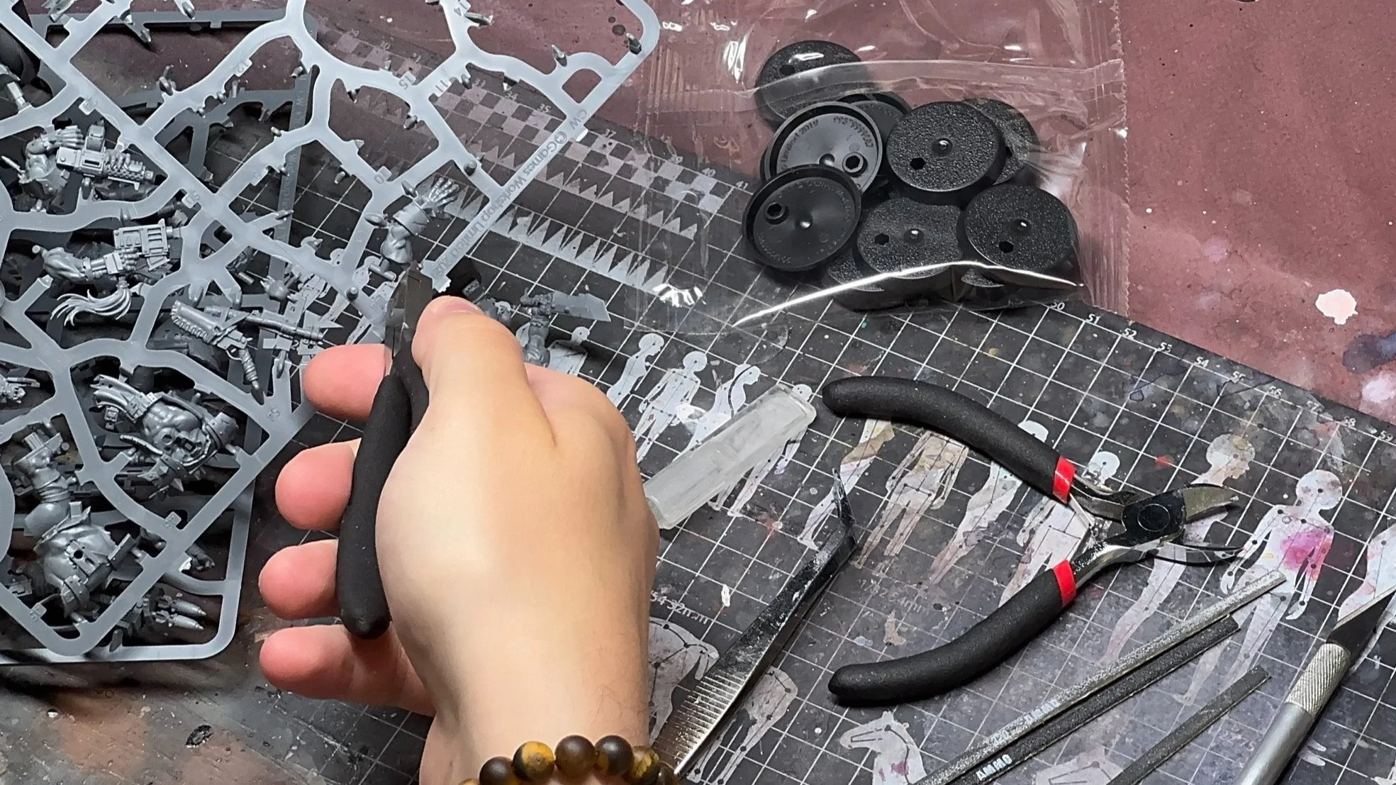 montage figurines plastique résine