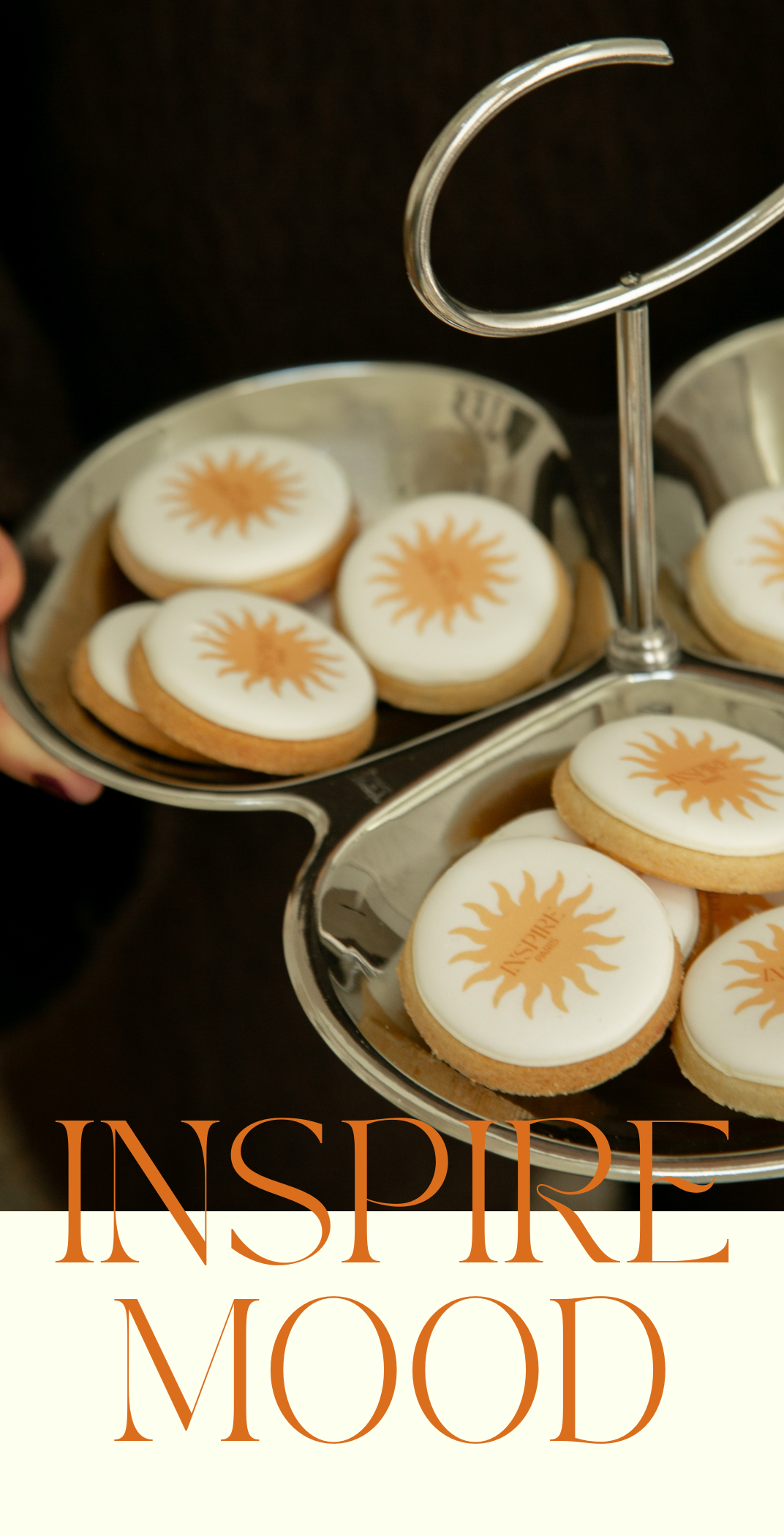Biscuits décorés avec un logo en forme de soleil orange avec l'inscription «INSPIR»