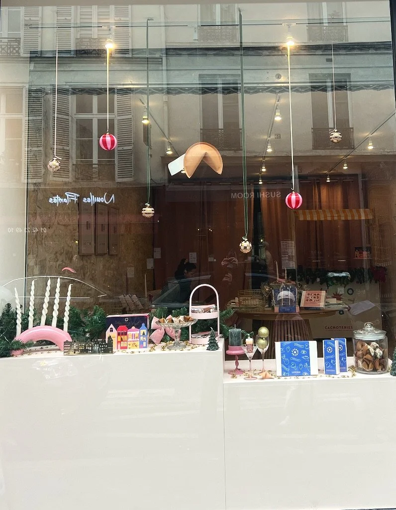 Scénographie de Noël et mise en scène de vitrine pour Cachoteries par INSPIRE PARIS.