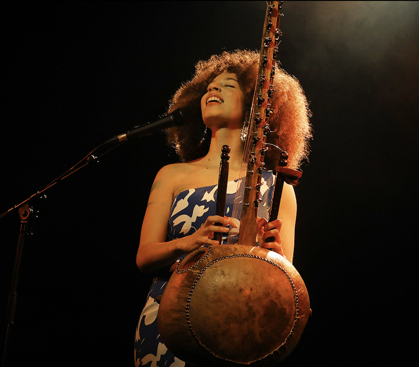 Lubiana · Après une dizaine de dates sold out lors de son European Tour, Lubiana poursuit sa tournée Terre Rouge. Nouvelle escale au Théâtre Le Manège à Mons(be) le 7 juillet 2026.