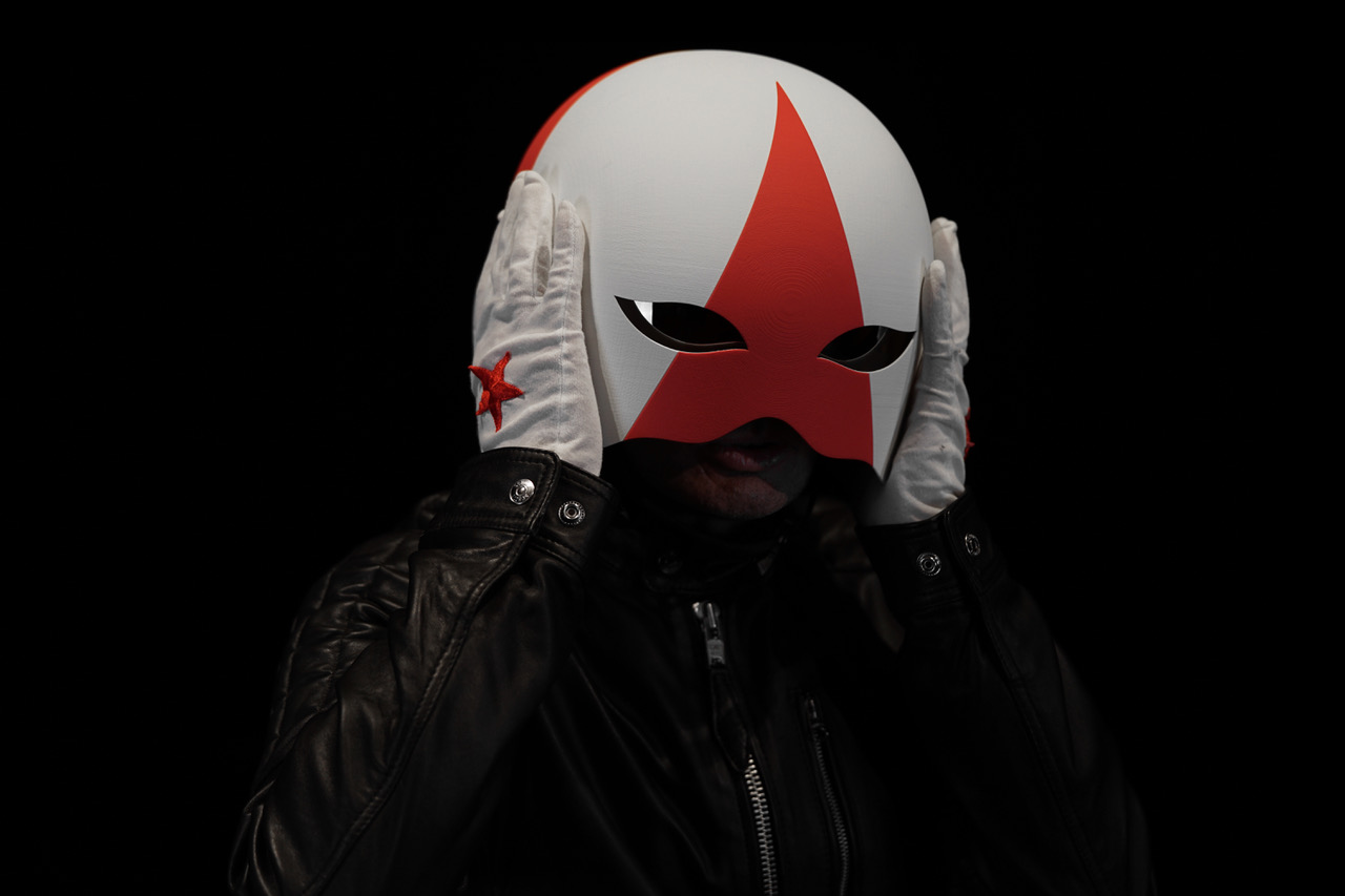 Cascadeur est de retour en 2027 avec une tournée de concerts célébrant quinze ans de vertige artistique, de poésie et de liberté.