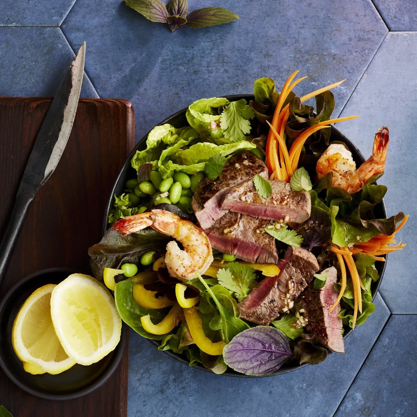 Fr&uuml;hlingsgef&uuml;hle....bedeutet auch irgendwie Salatgef&uuml;hle!!! 

Frischer Salat, saftiges Rinderfilet und feine Garnelen - Surf n' Turf in einer Salatbowl...lecker! 

Photos by @studio_katrinwinner 

Foodstyling by @schwarzkocherei_foodst