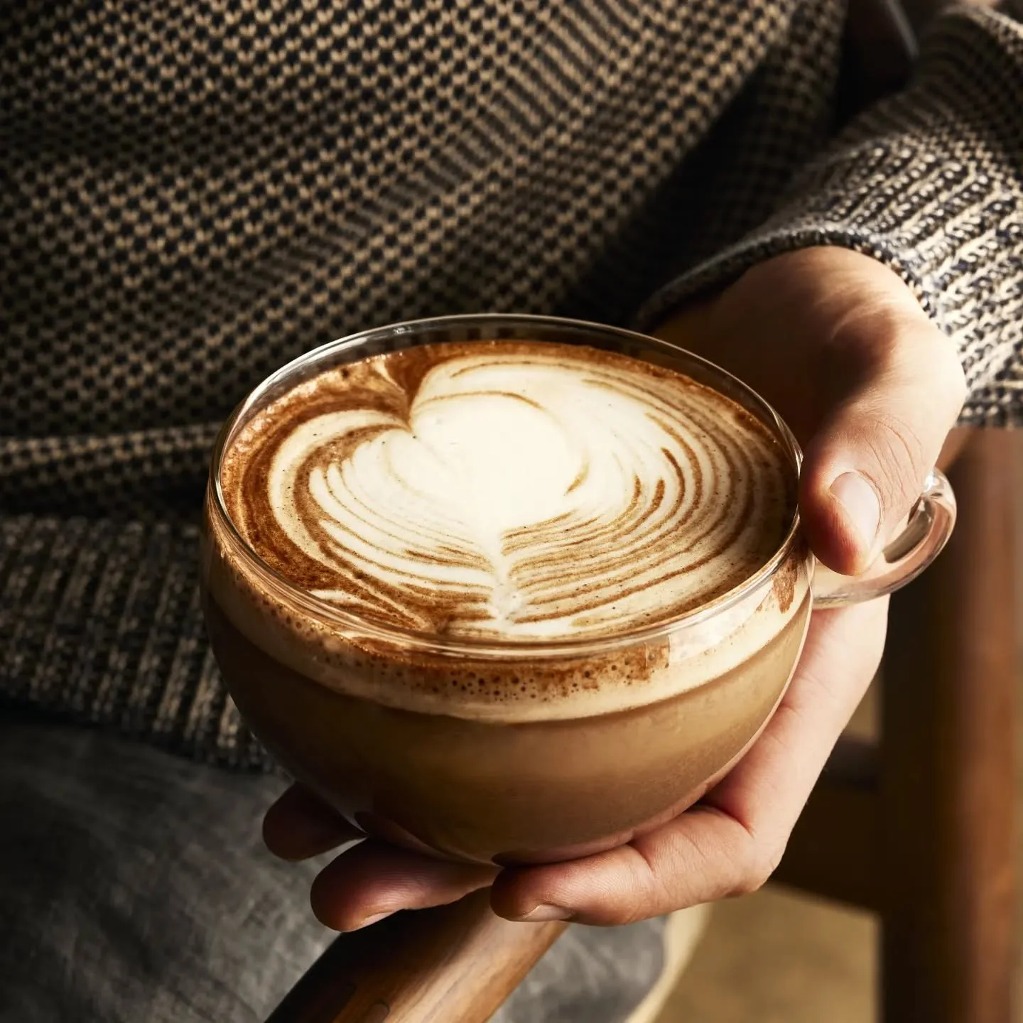 Kaffeezeit....perfekt f&uuml;r die letzten k&uuml;hlen Tage - Gew&uuml;rzkaffee! 
Danke f&uuml;r das coole Foto @studio_katrinwinner 

Fotos by @studio_katrinwinner

Rezepte f&uuml;r  @schrotundkorn

Foodstyling by @schwarzkocherei_foodstyling

#kaff