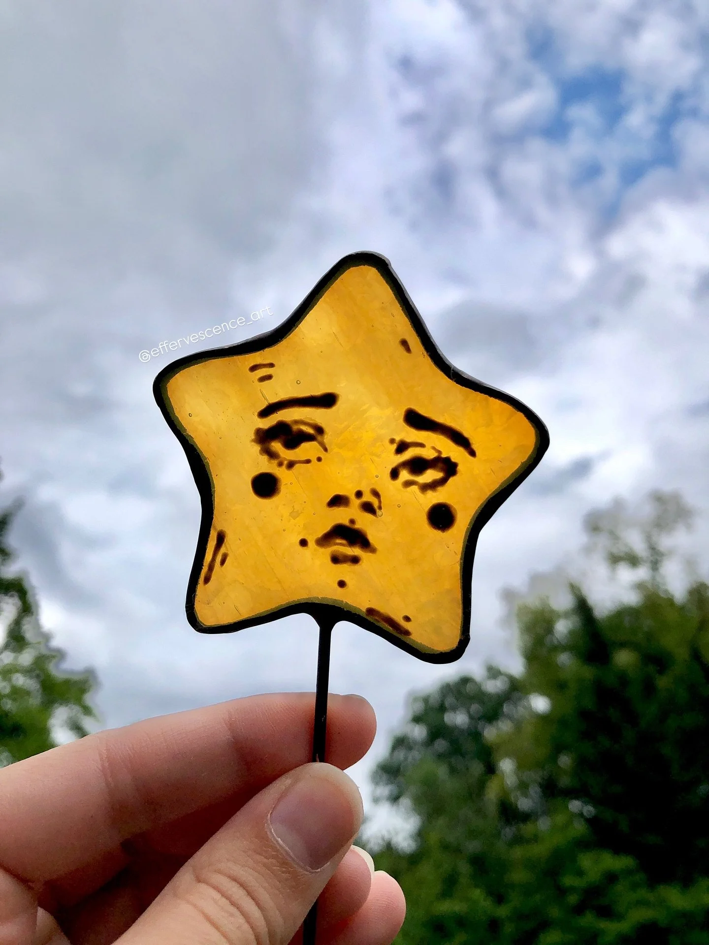 Can you believe this is the first time I tried brass stakes - literally a life saver and solders so easily to make plant stakes!! I got mine on Amazon and love working with them:) Cute little stained glass star plant stake! Love how this one turned o