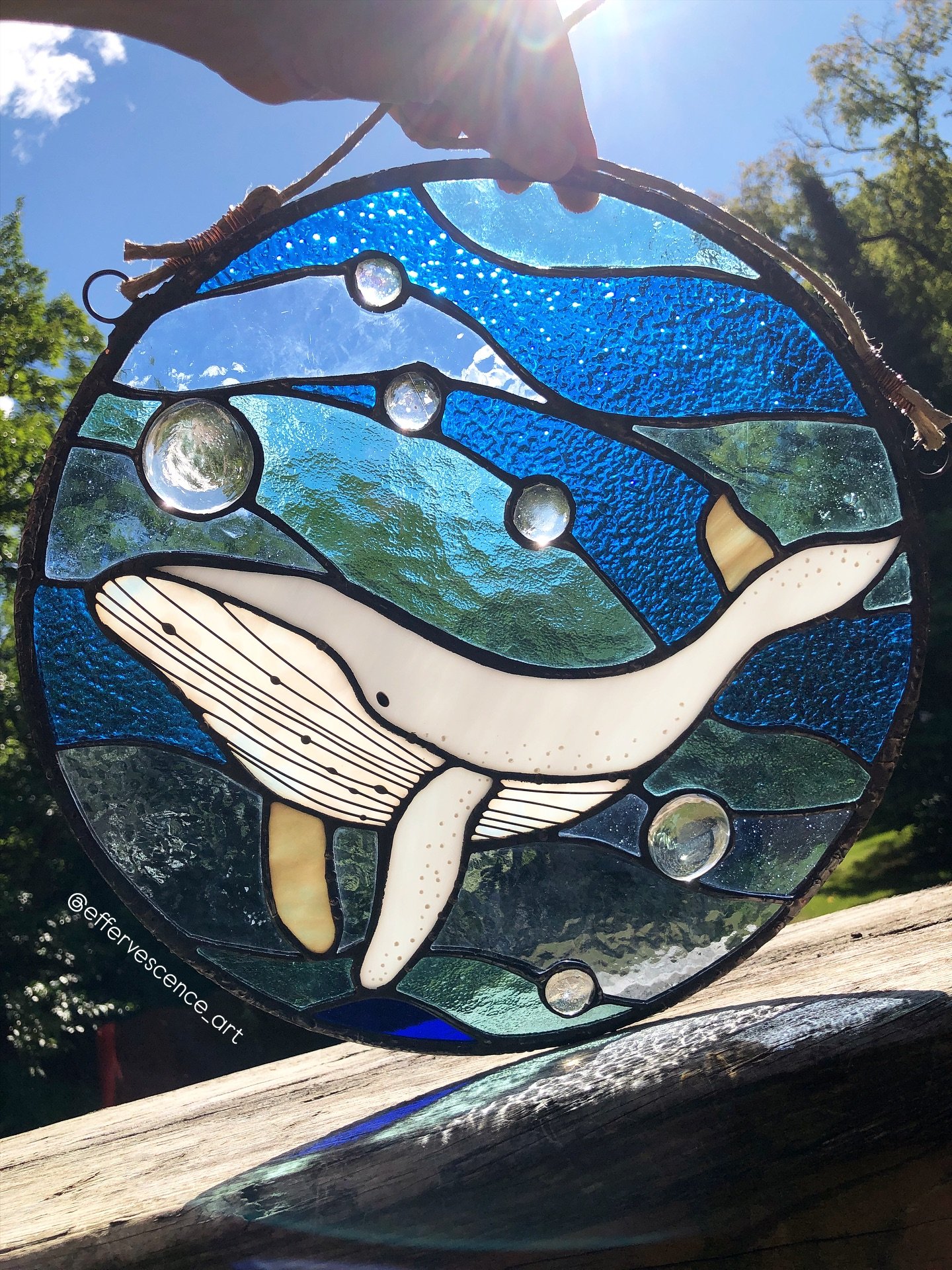 🐋Whale stained glass suncatcher! The bubbles on this one added so much depth to the piece! 
Some challenges for this one were getting all the pieces to fit perfectly within a metal circle to keep it sturdy. I always find that the last few pieces are