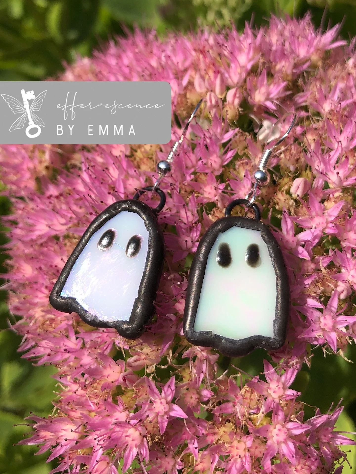 ✨New in the shop - LINK IN BIO✨ I just added some amazing earrings to the shop with free shipping! Head on over through the link in my bio to snap them up before they are gone:)
&bull;
&bull;
&bull;
#glassjewelry #stainedglassearrings #earrings#glass