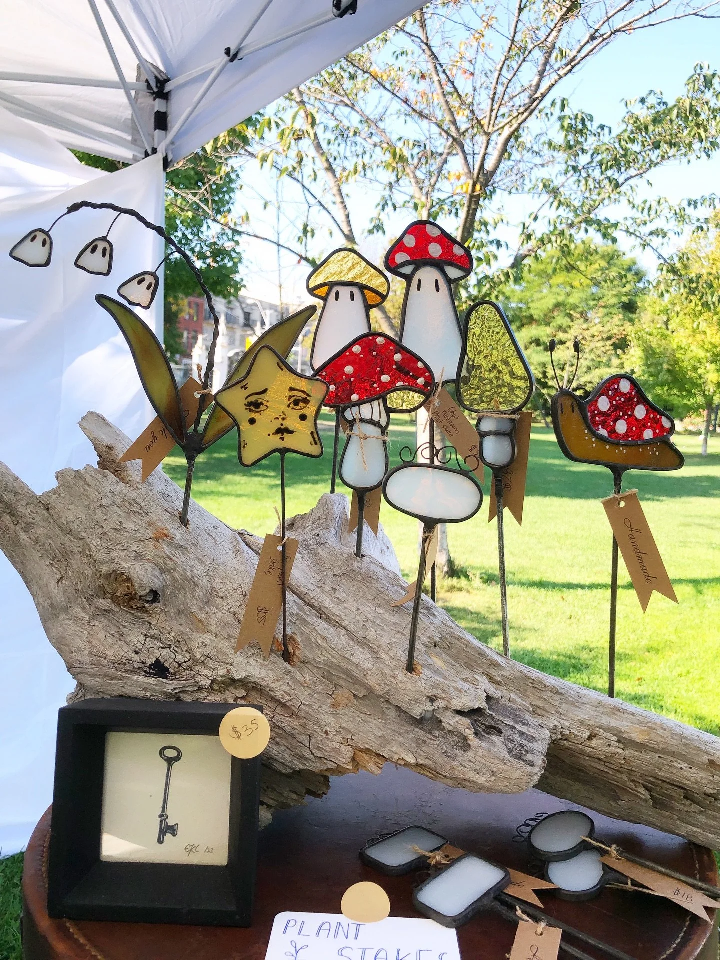 So many plant stakes at the market found new homes! If you are interested in any custom pieces DM me:) I love bringing peoples vision to life!
&bull;
&bull;
&bull;
#stainedglass#mushroom#mushroomart #mushroomlove #handmade#plantstake#suncatcher#oneof