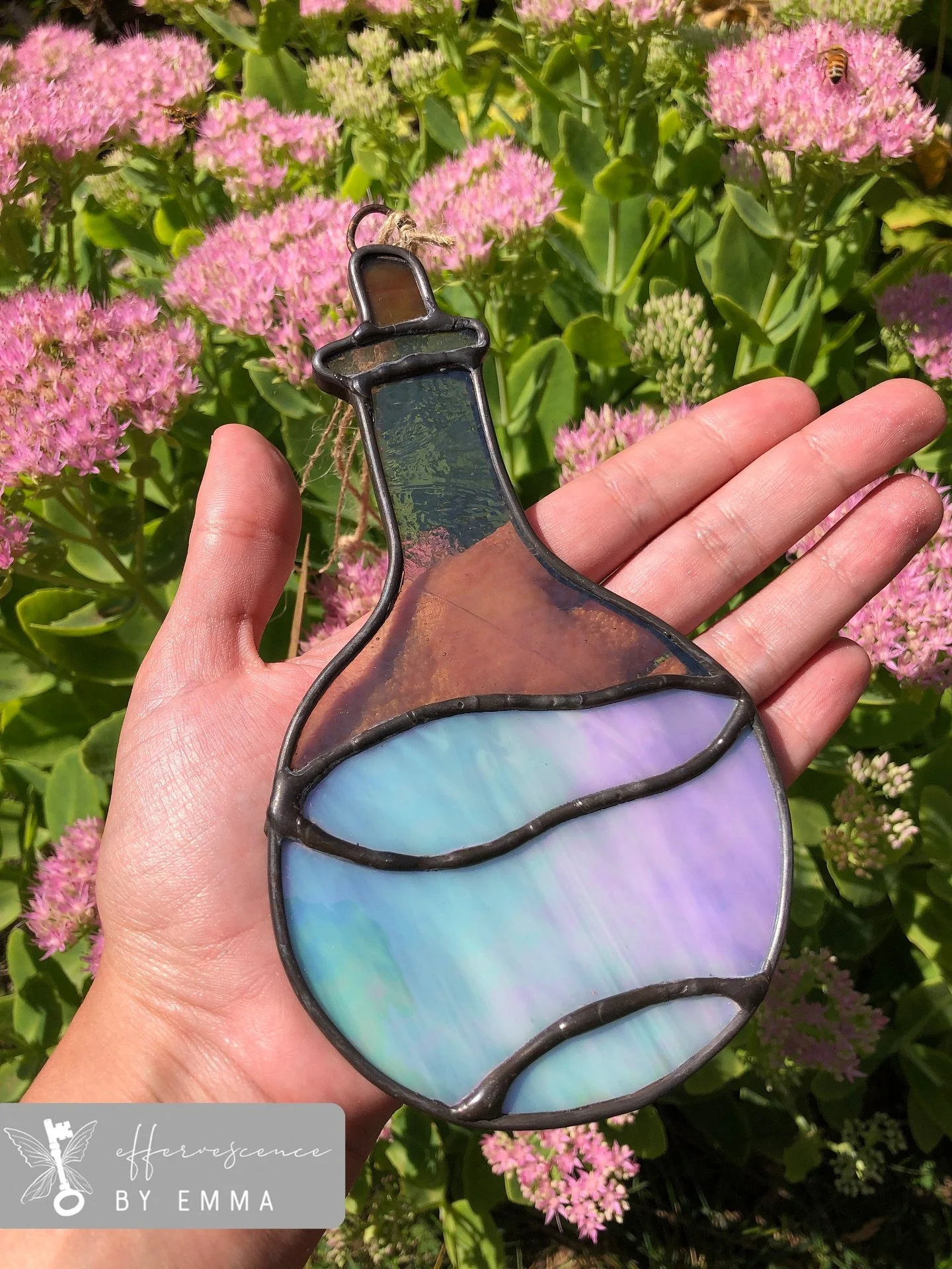 ✨iridescent potion bottle✨ available through the link in my BIO:)
&bull;
&bull;
&bull;
#potionbottle#stainedglass#glass#glassart#handmade#smallbusiness#oneofakind#stainedglassdesign #suncatcher