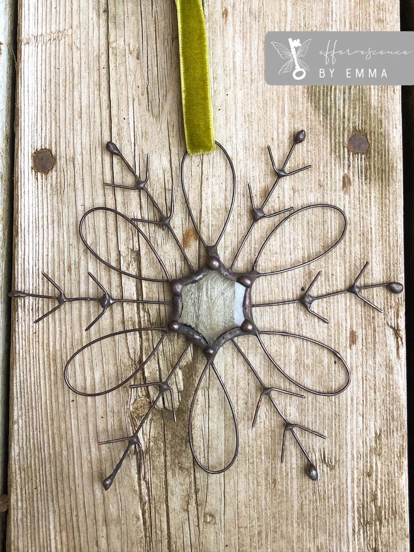 Suuuuuper cute snowflake ornament!❄️❄️❄️ I tried to make this one a bit more unique using the copper wire, what do you guys think??