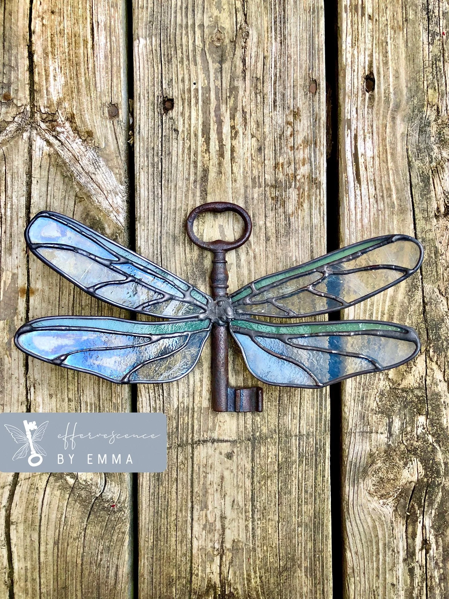Dragonfly skeleton key stained glass! One of my favourite pieces I have ever made.
&bull;
&bull;
#stainedglass#glassart#handmade#stainedglassartist #oneofakind #artisan#dragonfly#dragonflyart