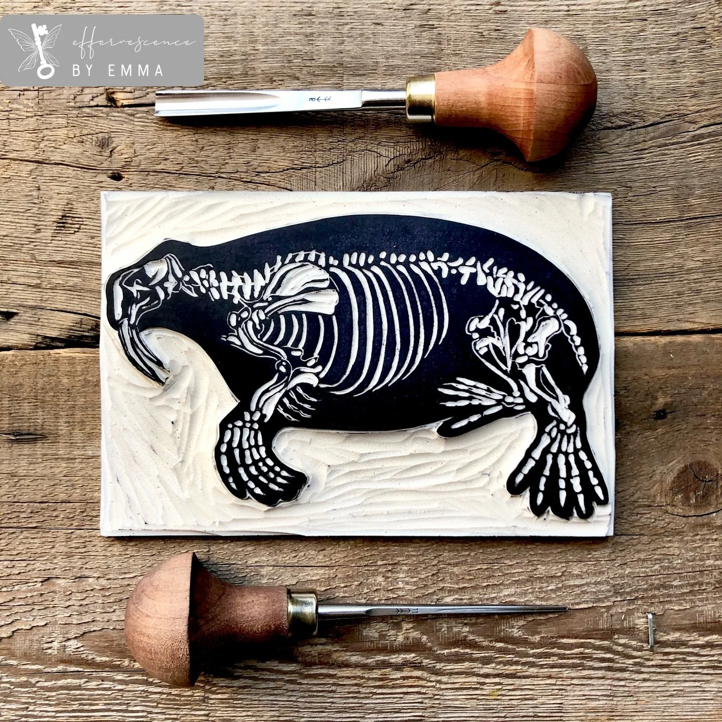 One of my favourites from the archive! Maybe I should get back into carving new pieces🤔 #linoprint#printmaking#skeletonprint#handmadeprint#inkonblock