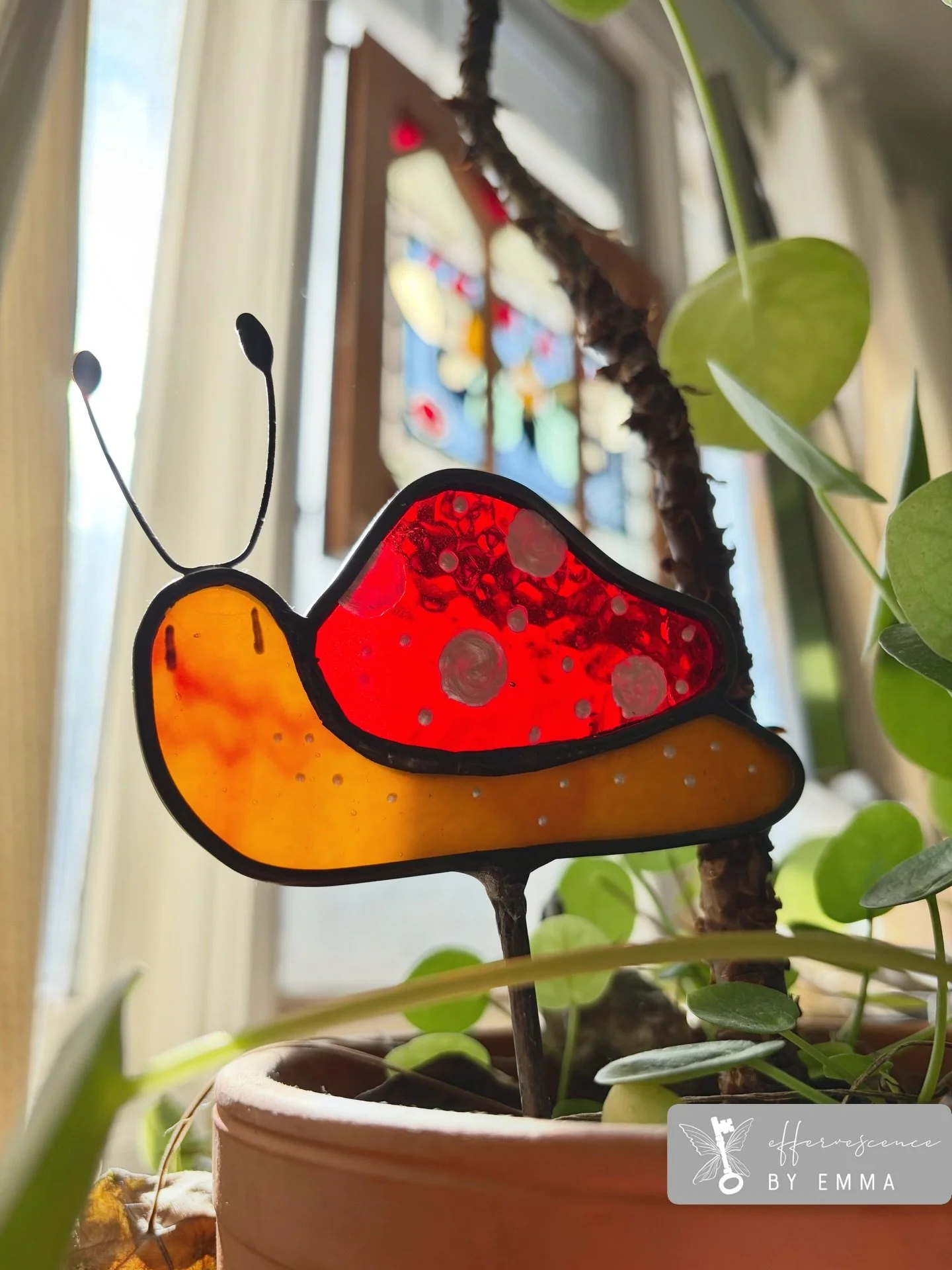 🐌snails! These are beyond cute, what do you guys think? I am beginning to prep pieces for many summer markets in Toronto! If you want to see anything in particular, comment below:)
&bull;
#stainedglass#snailplantstake#handmadestainedglass#stainedgla