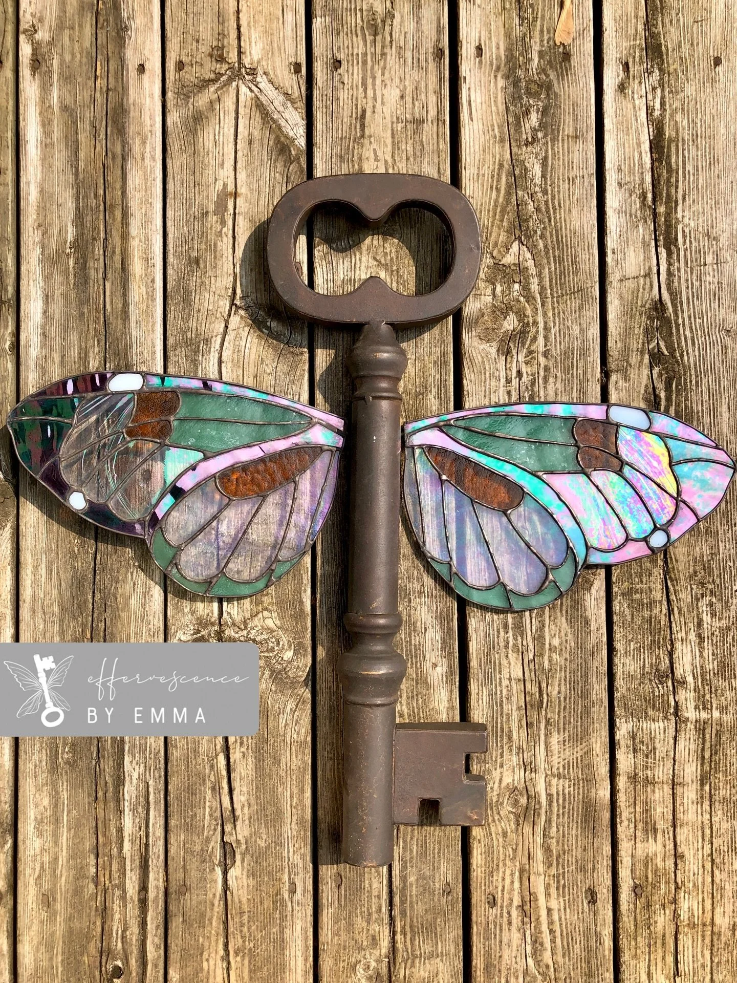 Throwback to one of my biggest pieces! Drove 2 hours to pick up this key I found on marketplace! The colours are even better in person:)
#stainedglass#butterflyart#antiquekey #suncatcher