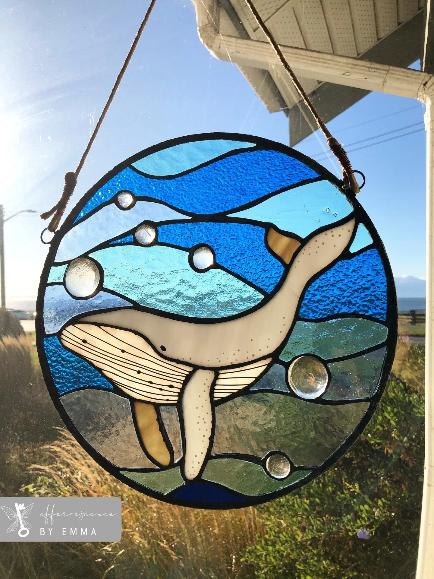 Throwback to a beautiful piece that now lives in BC:)

#stainedglassart#suncatcher#handmadewithlove#whaleart