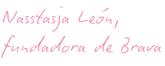 Texto en estilo de escritura que dice "Nastaja León, fundadora de Brava" en color rosa.
