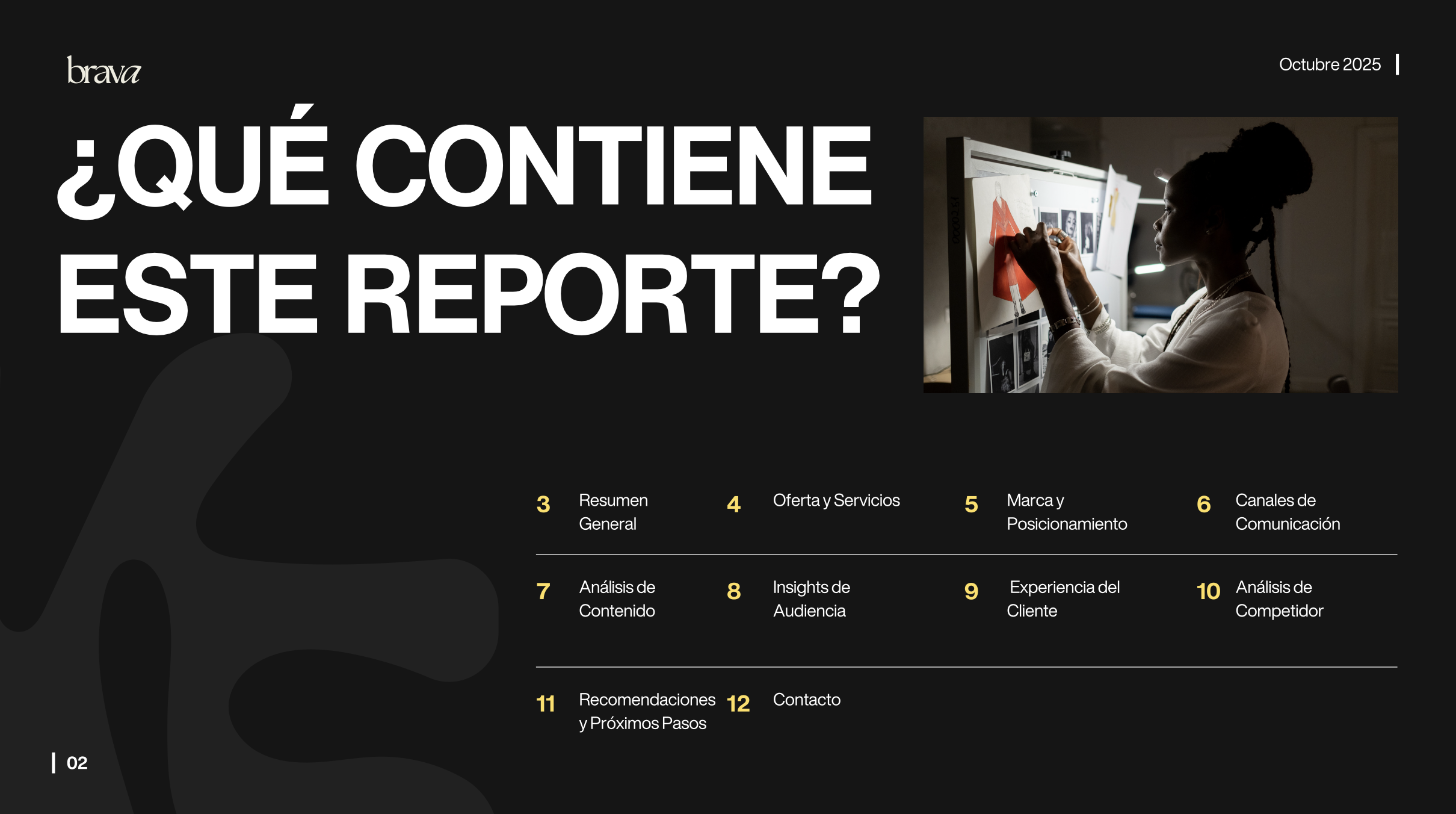Página de reporte con título en letras grandes: ¿Qué contiene este reporte?, imagen de una mujer trabajando con fotos en una mesa de luz, y lista de contenidos numerados del 3 al 12 en color amarillo.