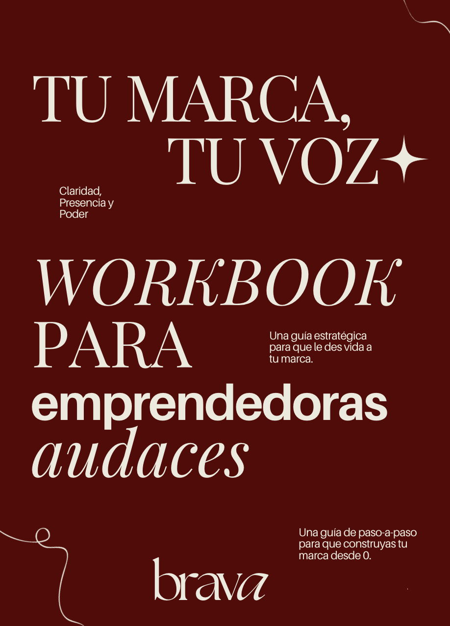 Portada de un libro titulado 'Tu marca, tu voz: workbook para emprendedoras audaces' de la autora Brava, con fondo rojo burdeos y texto en diferentes tamaños y estilos.