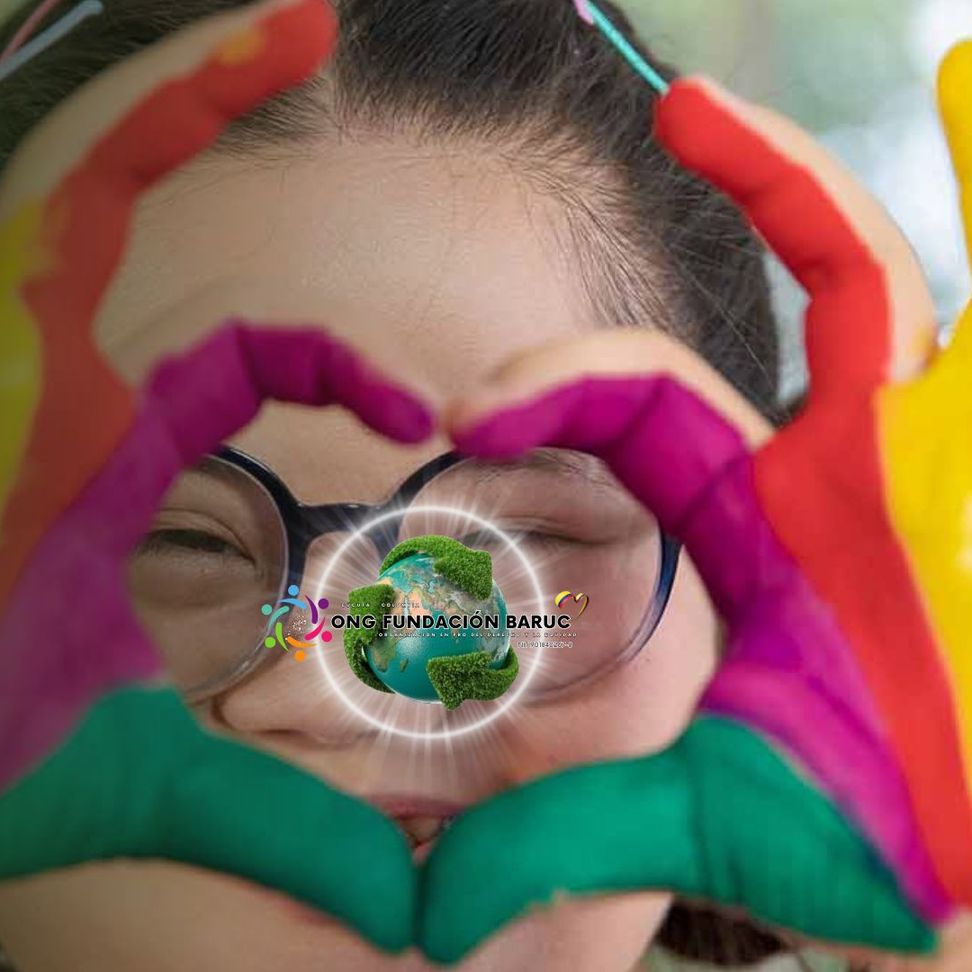Persona mirando a través de un marco de manos coloreadas en forma de corazón, con un logotipo de una fundación ambiental en la cara.