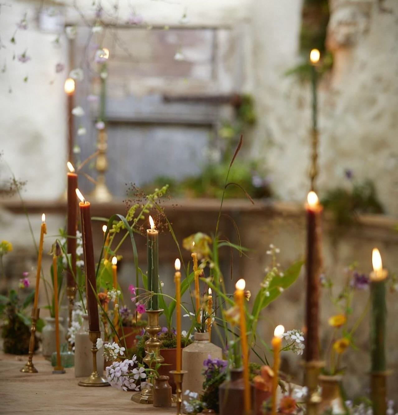 Captivated by the enchanting natural elements in this fall Tablescape 

#Inspo #design #tablescapedesign #tablescapes #tablescapestyling #designtableware #florals #interiordesigner
