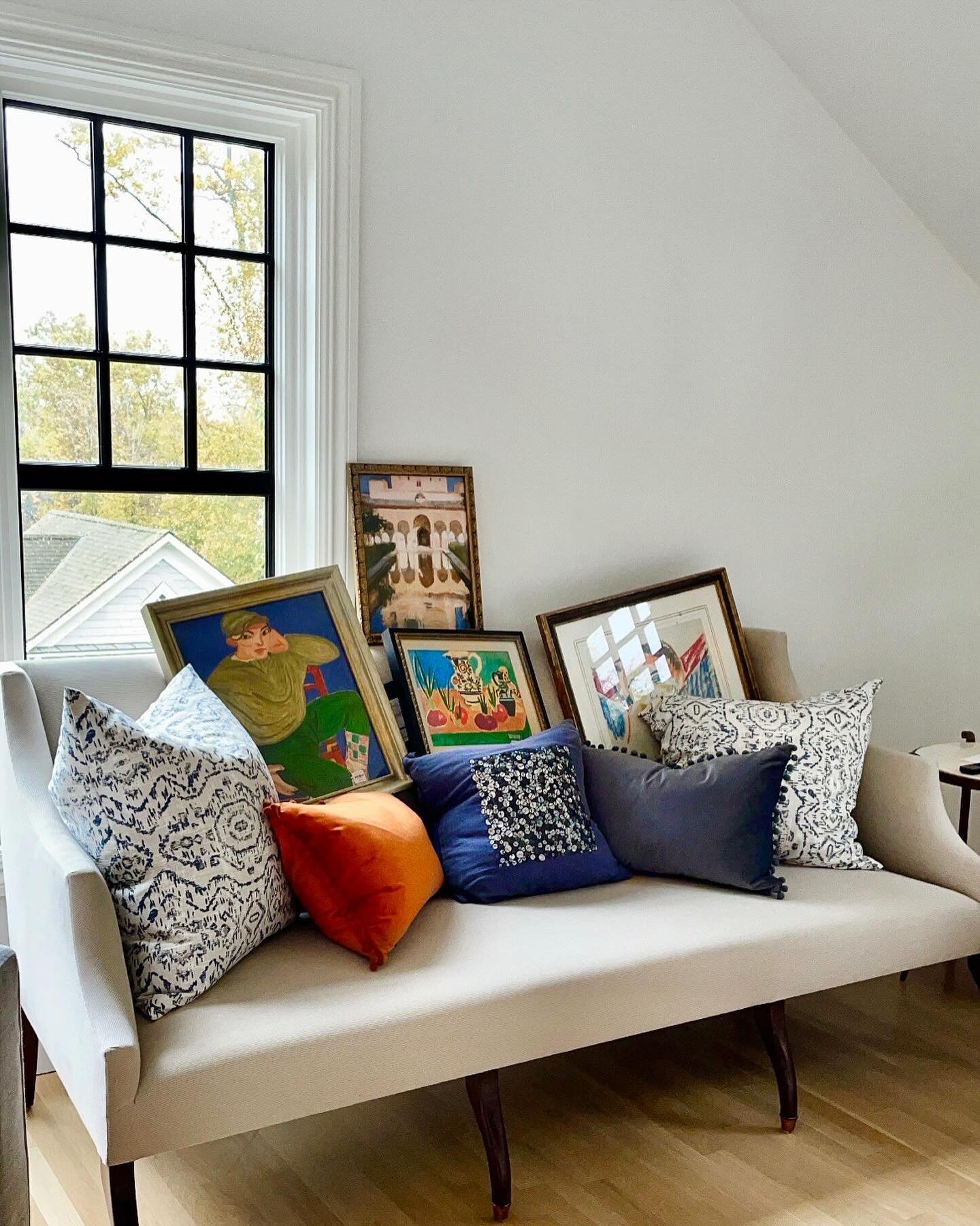 Artwork Selection for this beautiful Guest house 
(Pops of color)

#interiordesign #interiorstyling #interiordecor #interiordesigner #wallpaper #wallpaperdesign #interiors 
#flower #floraldesign #flowers #designerchoice #waywardthorn 
#designer #gree