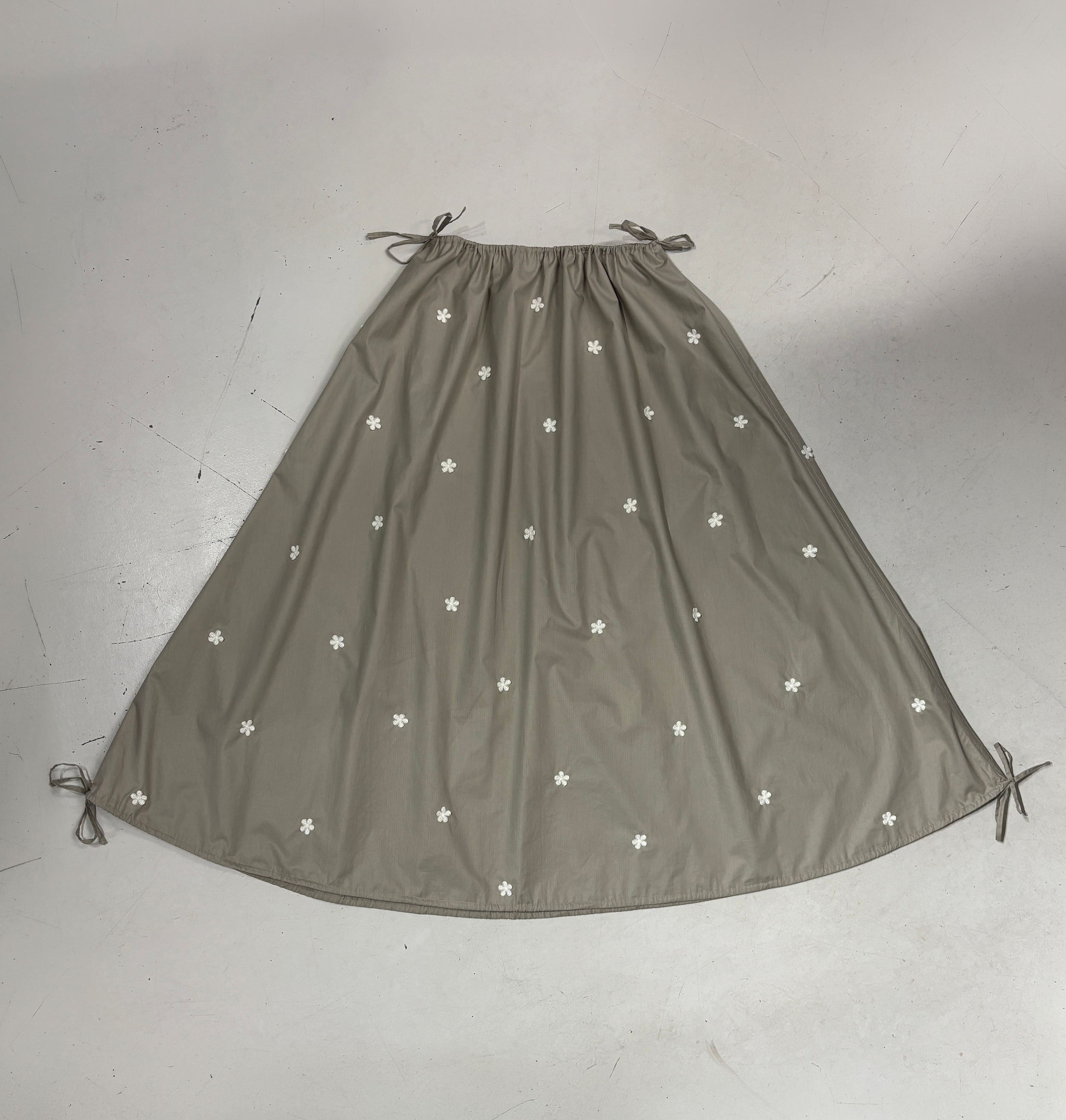 THE BEIGE LIGHTWEIGHT FLOWER SKIRT