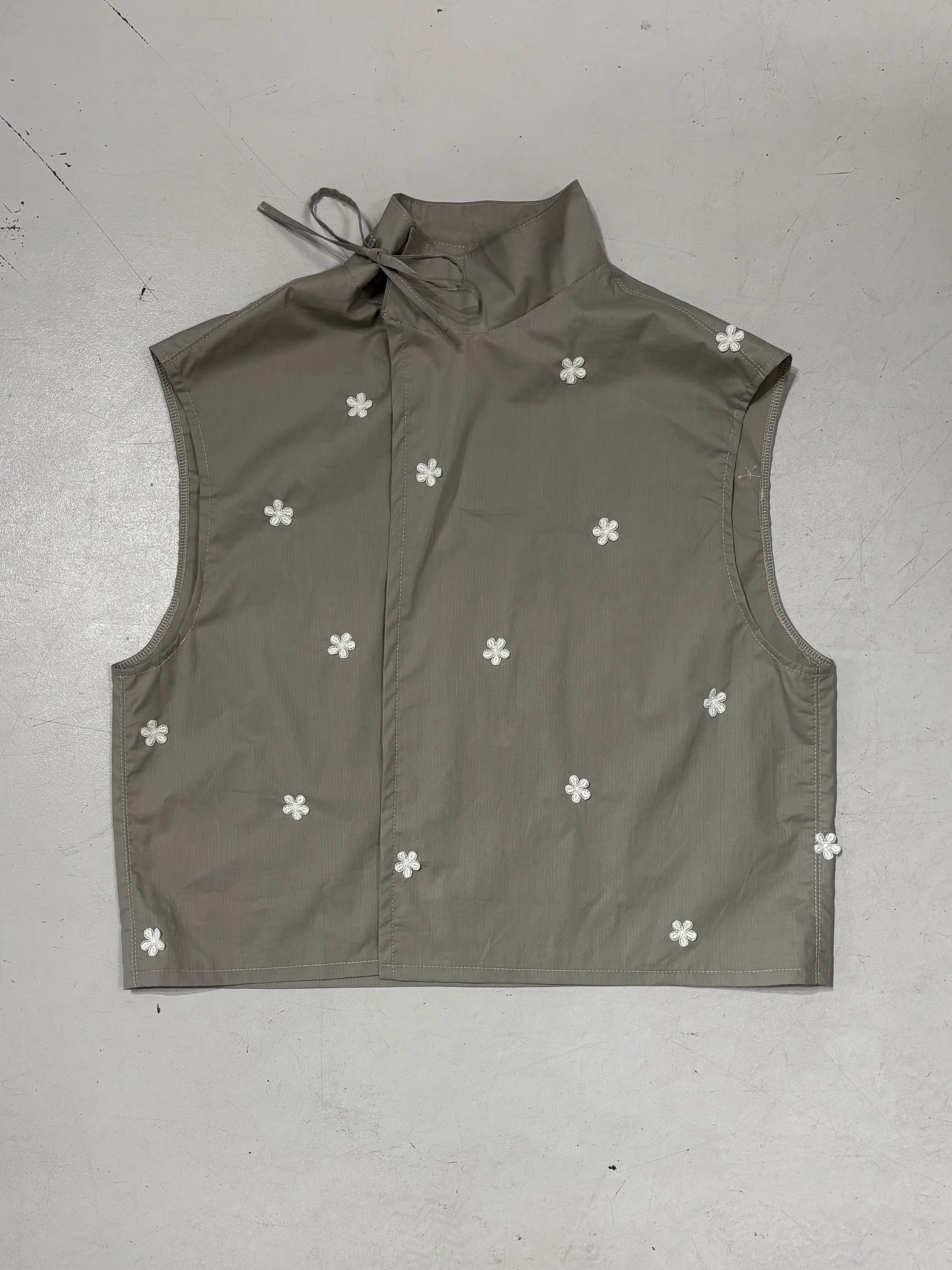 THE BEIGE LIGHTWEIGHT FLOWER VEST