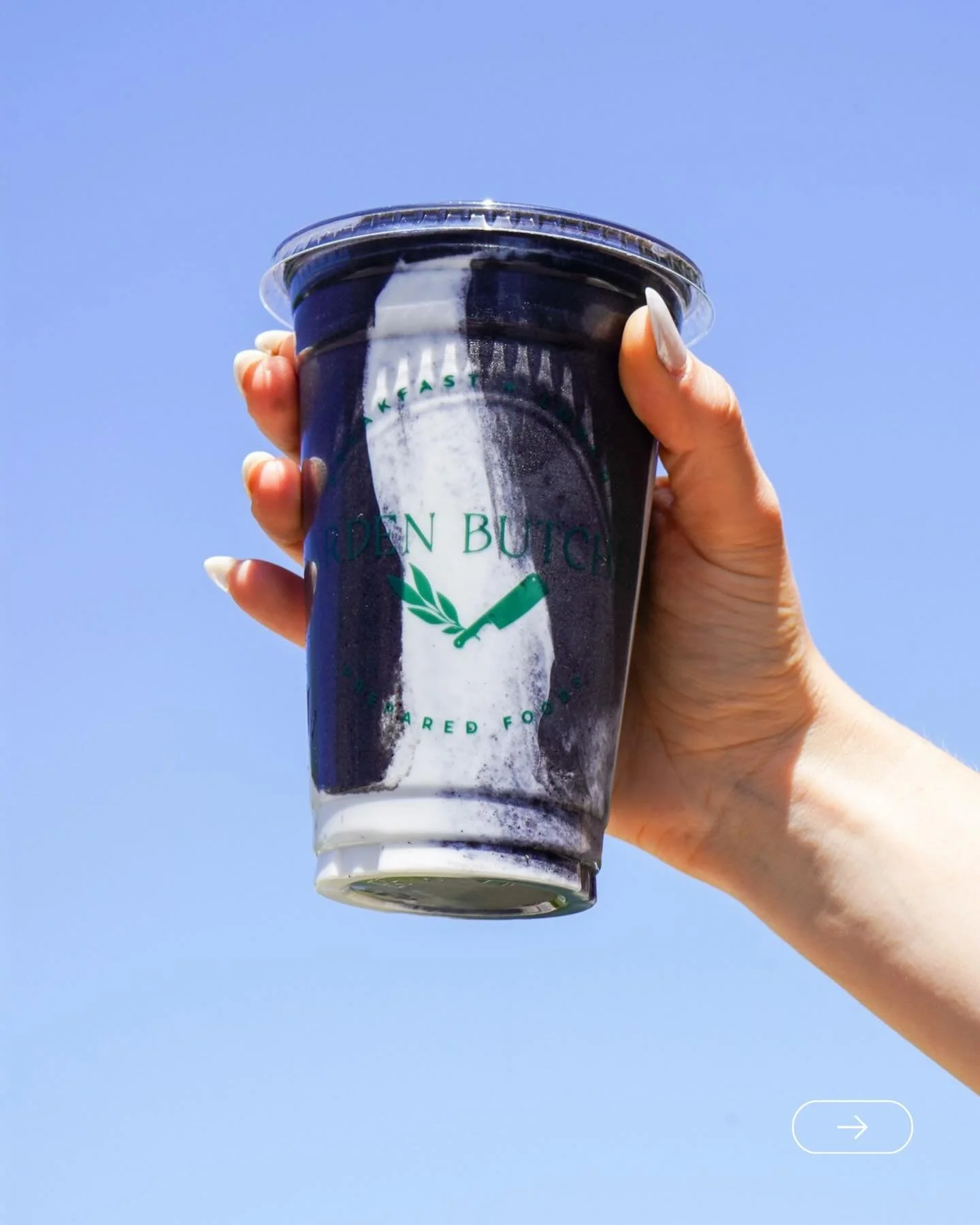 @gardenbutcher &lsquo;s Charcoal Detox Smoothie 🖤 Thoughtfully blended with banana, wild blueberries, strawberries, creamy avocado, organic coconut mylk, cacao, collagen, cognitive mushrooms, naturally sweet dates, &amp; organic coconut cream.
Swipe