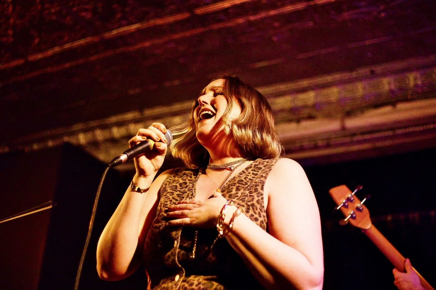 It is always so lovely to get photos back from a show that carry the feeling we felt on stage. This show was soooo fun for me and the band, truly love playing with them.

A big thanks to @_heather.c.photography and of course to @naghmehasong for invi