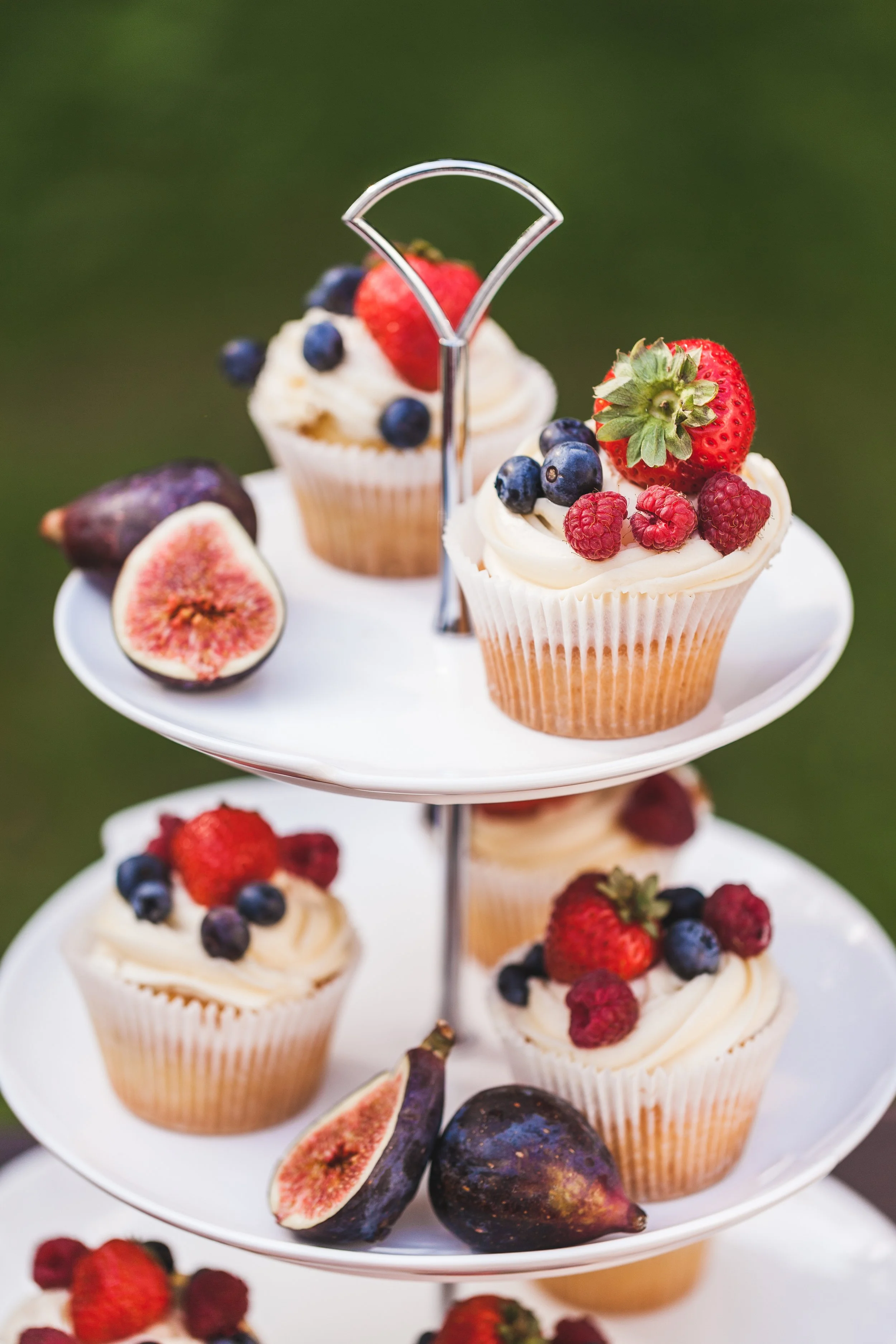 fresh-tasty-cupcakes-with-berries-on-wedding-recep-2024-09-18-04-51-29-utc.jpg