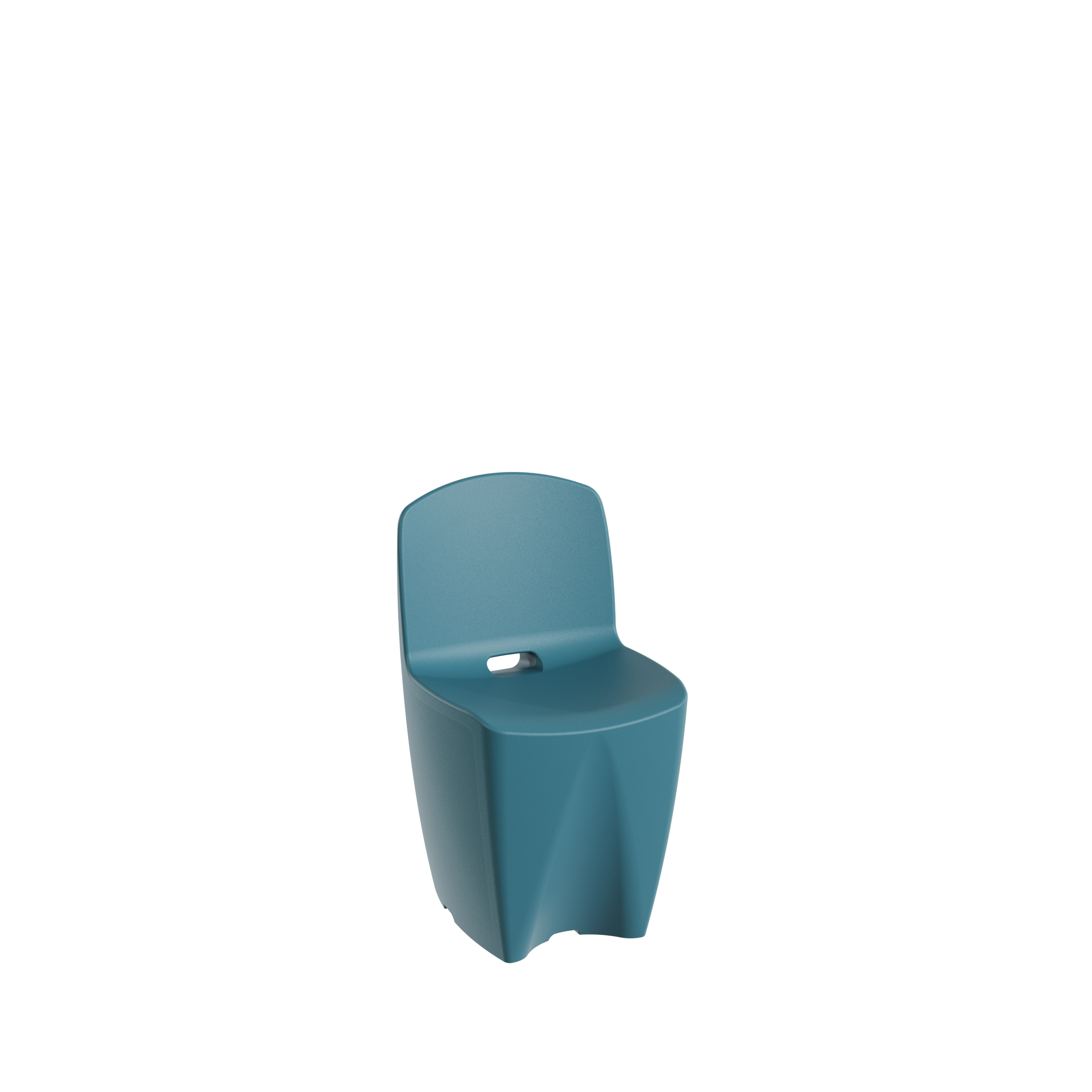 Une chaise bleue en plastique avec un trou sur le dossier, vue de face, sur un fond noir.