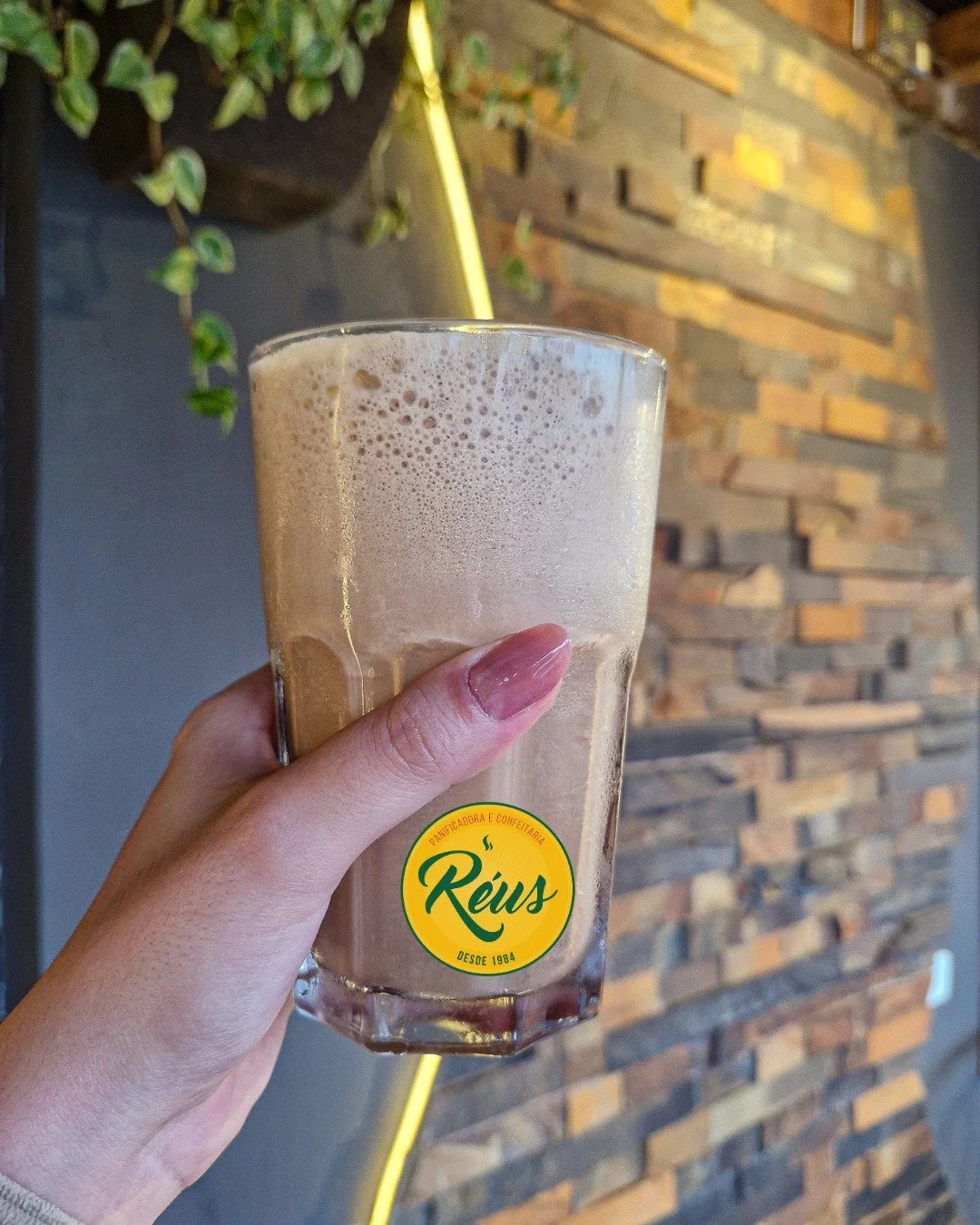 T&aacute; calor por a&iacute;? 🧊☀️

Aqui a pausa refrescante &eacute; garantida!

Perfeita pra acompanhar seu lanche ou s&oacute; pra se refrescar mesmo 😌

Sucos, achocolatado, capuccino, refri ... bebidas geladas pra todos os gostos! 😋🧋

#verão
