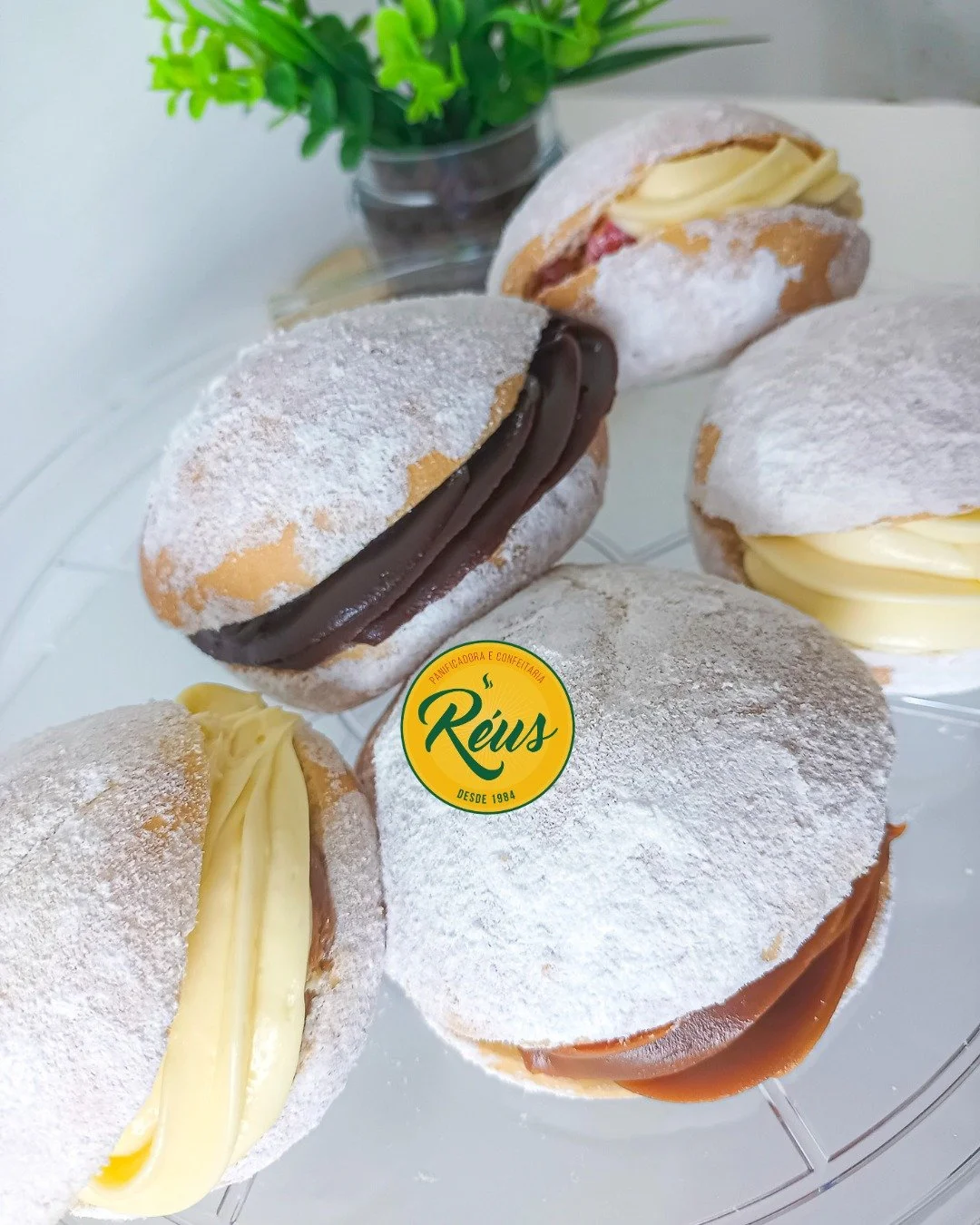 Imposs&iacute;vel resistir 🥰

Produ&ccedil;&atilde;o pr&oacute;pria e fresquinho toda quarta, quinta e sexta!

Vem buscar o seu! 😋

Qual seu sabor preferido? Comenta aqui! 

#sonho #sonhodepadaria #confeitaria #caf&eacute;datarde