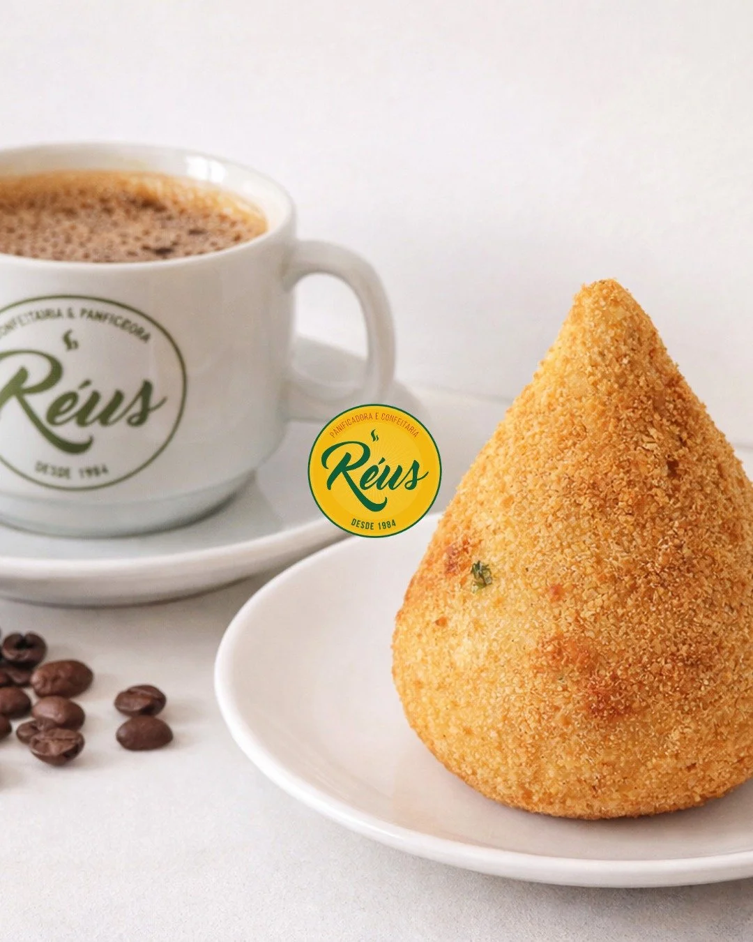 Parada obrigat&oacute;ria do dia:
☕ Caf&eacute; passado na hora
🤤 Coxinha crocante e saborosa

Tudo fresquinho e feito pra voc&ecirc;!

Te esperamos na R&eacute;us 💚

#padaria #cafe #coxinha #lancherapido #pinhais