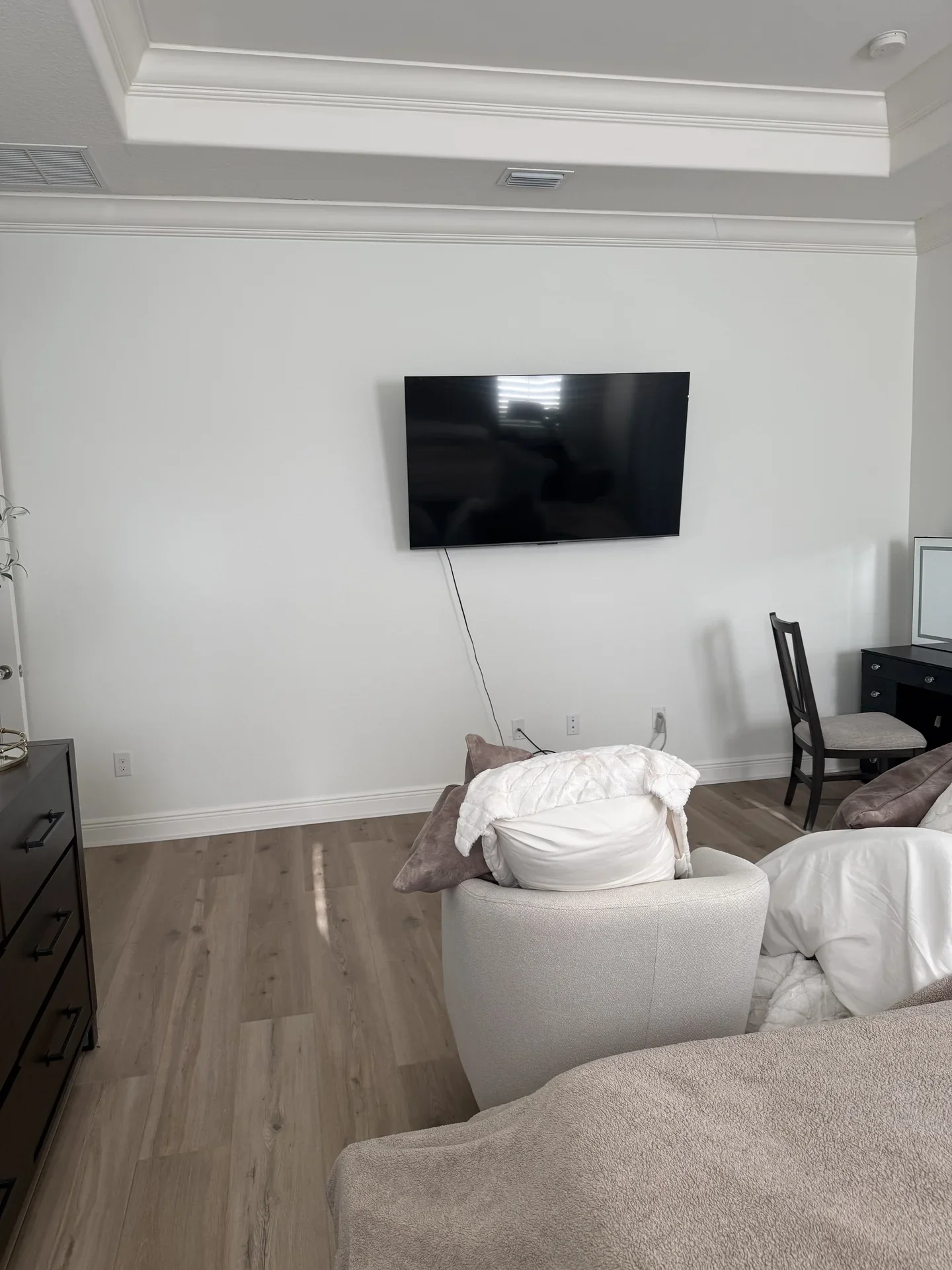los-angeles-bedroom-tv-wall-before.webp