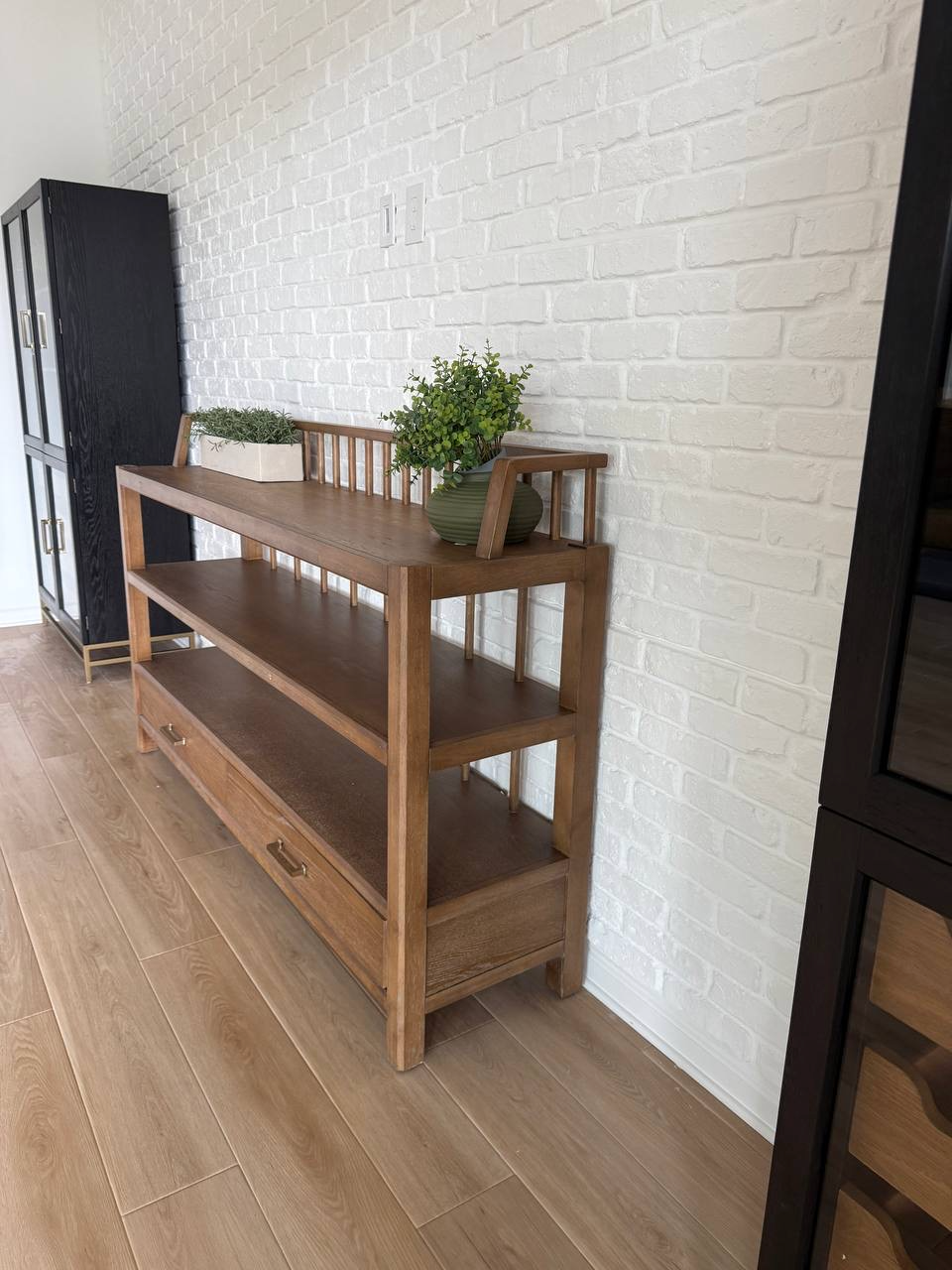 White Brick Accent Wall – Jacksonville, FL