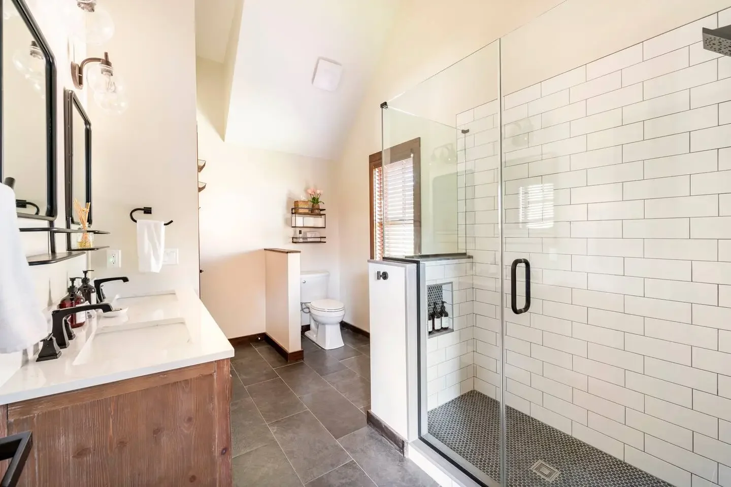 bedroom_5_shared_bath_2.webp (Copy)