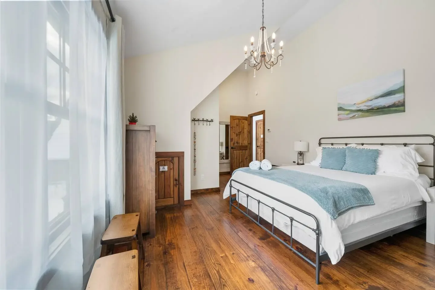 Room 1 - Queen Bed ($200 Off With a Friend)