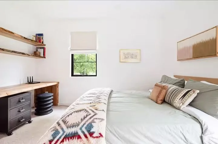 Queen Bed ($200 Off With a Guest) Aug 21-23