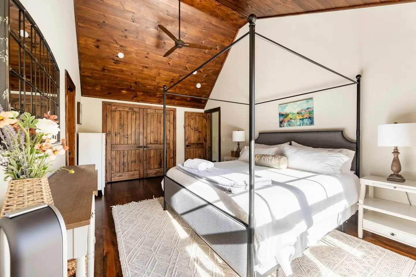 Room 4 - King Bed With Private Bath + Soaking Tub ($200 Off With a Friend)