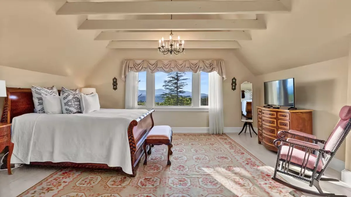 King Bed With Private Bath + Soaking Tub Jan. 23-25