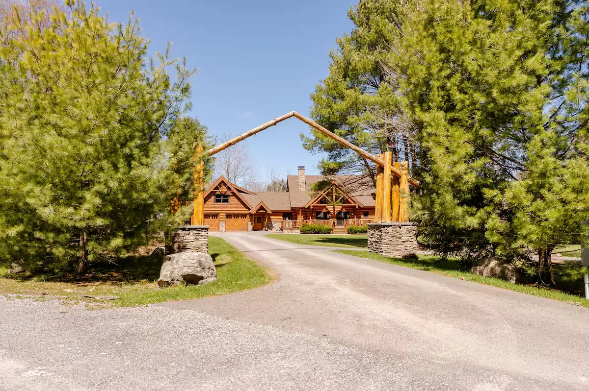windham-exterior-driveway.webp