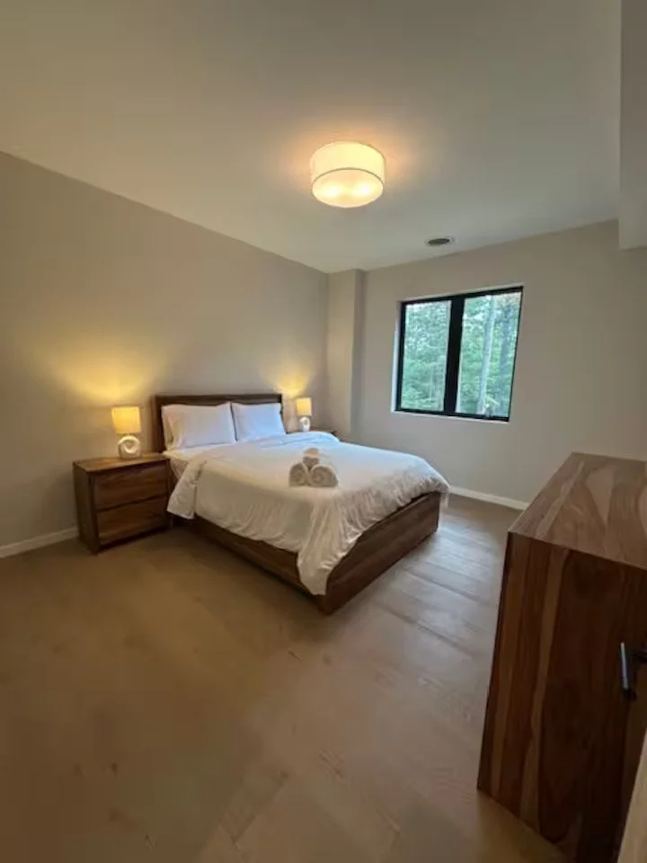 Room 4 - 1 Queen Bed (Price Is for 2 People)