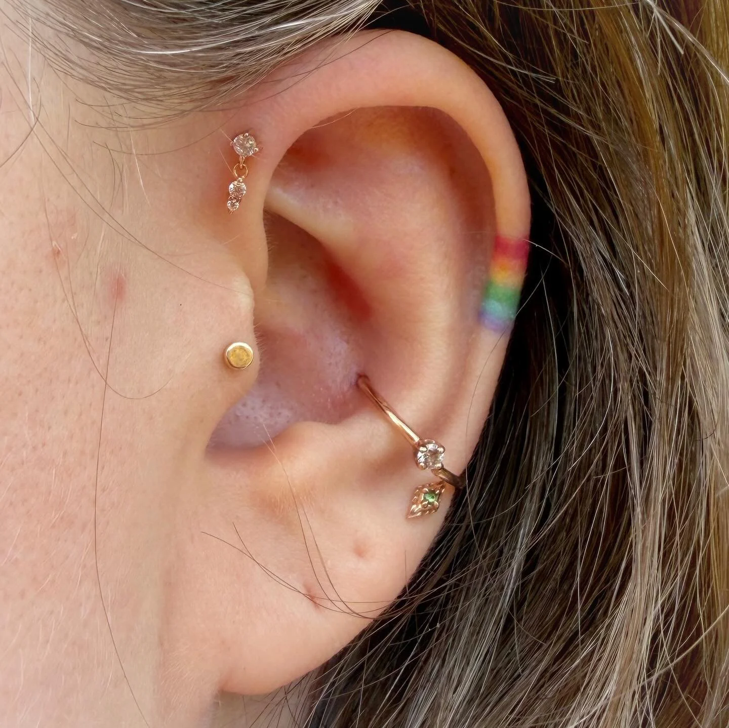 @beeholiday1701 did this adorable forward helix piercing with rose gold jewelry from @emberbodyjewelry 🤩